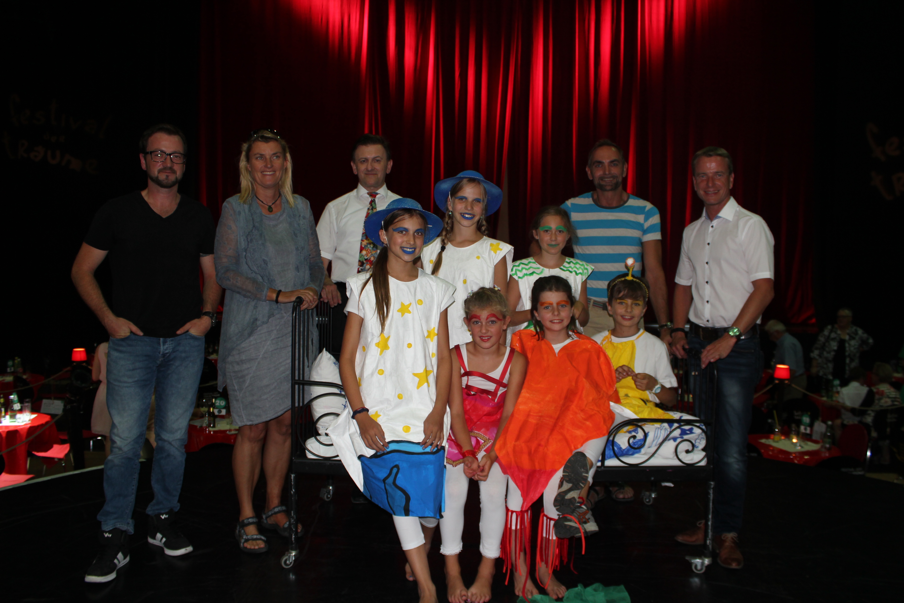 Am 30. August fand das "Künstler-Kinder-Musical" im Congress Innsbruck statt. Teilnehmende Kinder und Jugendliche des Innsbrucker Ferienzuges studierten mit Künstlern des "Festivals der Träume" ein Musical ein, das vergangenen Sonntag Premiere feierte. Vizebürgermeister Christoph Kaufmann, Amtsleiterin Martina Zabernig und Referatsleiterin Birgit Hofbauer waren begeistert von den darstellerischen Talenten der Jugendlichen.