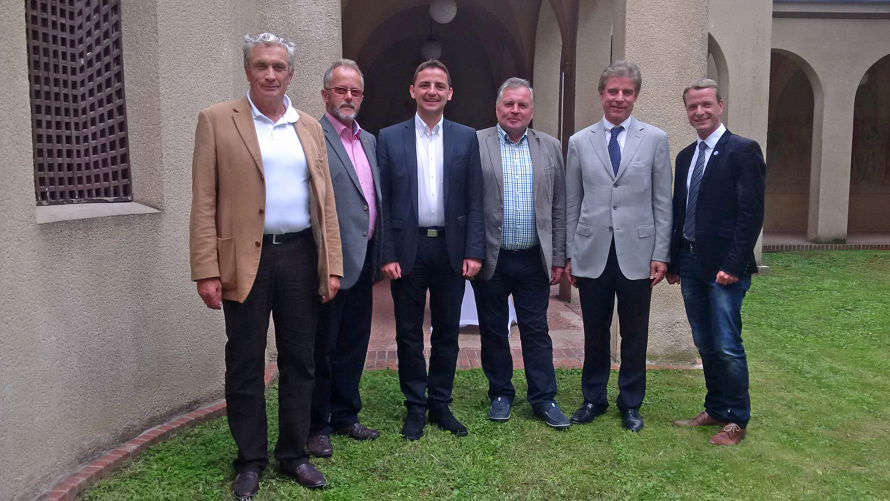 Am 16. September reiste Vizebürgermeister Christoph Kaufmann nach Bozen, um an der "2. Sitzung der zwischenstaatlichen Kommission für den Brenner Basistunnel" mit anschließendem Bürgermeistertreffen teilzunehmen. Gemeinsam mit (v. l.) Bürgermeister Dipl.-Ing. Josef Hautz (Steinach am Brenner), Bürgermeister Argen Woertz (Pfons), Bürgermeister Karl Mühlsteiger (Gries am Brenner), Bürgermeister Alfons Rastner (Mühlbachl) und Dr. Konrad Bergmeister gab es zum Abschluss ein Gruppenfoto.