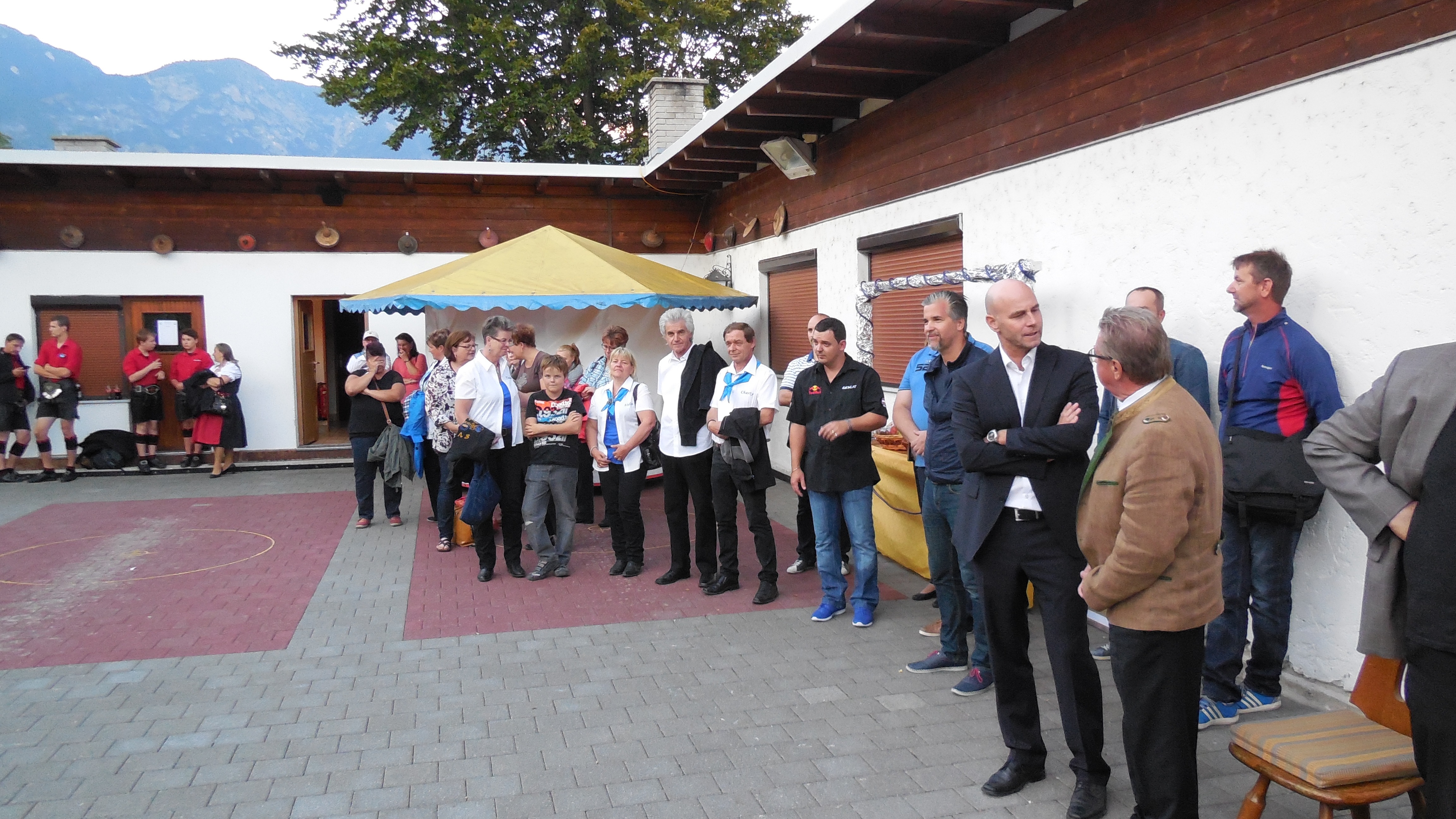 Der Union  Sportverein ‎Olympisches Dorf /Neu Arzl feierte sein 40 jähriges Bestandsjubiläum. Der 1975 gegründete Sportverein besteht aus 12 Sektionen mit insgesamt ca.700 Mitgliedern. 
Vizebürgermeister und Sportreferent Christoph Kaufmann gratulierte gemeinsam mit dem Gründungspräsident Friedl Ludescher und ‎Union Präsident Günther Mitterbauer.