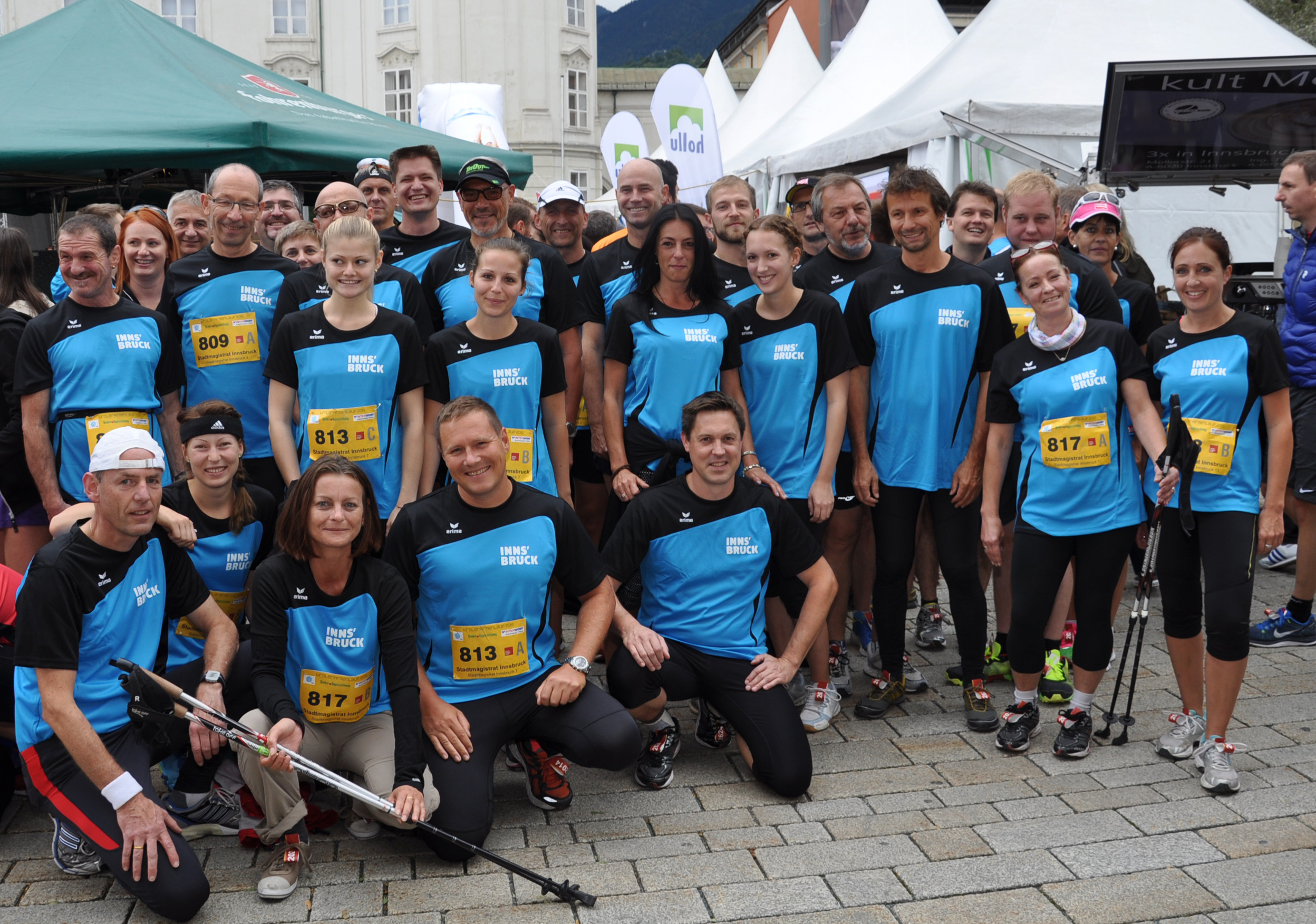 Beim jährlichen Firmenlauf war auch heuer wieder der Stadtmagistrat vertreten: 15 Teams, bestehend aus jeweils drei LäuferInnen oder WalkerInnen, mischten sich unter die rund 3.400 TeilnehmerInnen. Auch Vizebürgermeisterin Sonja Pitscheider schnappte sich die Walkingstöcke und marschierte mit. Ein buntes Programm umrahmte die sportliche Veranstaltung in der Innenstadt.