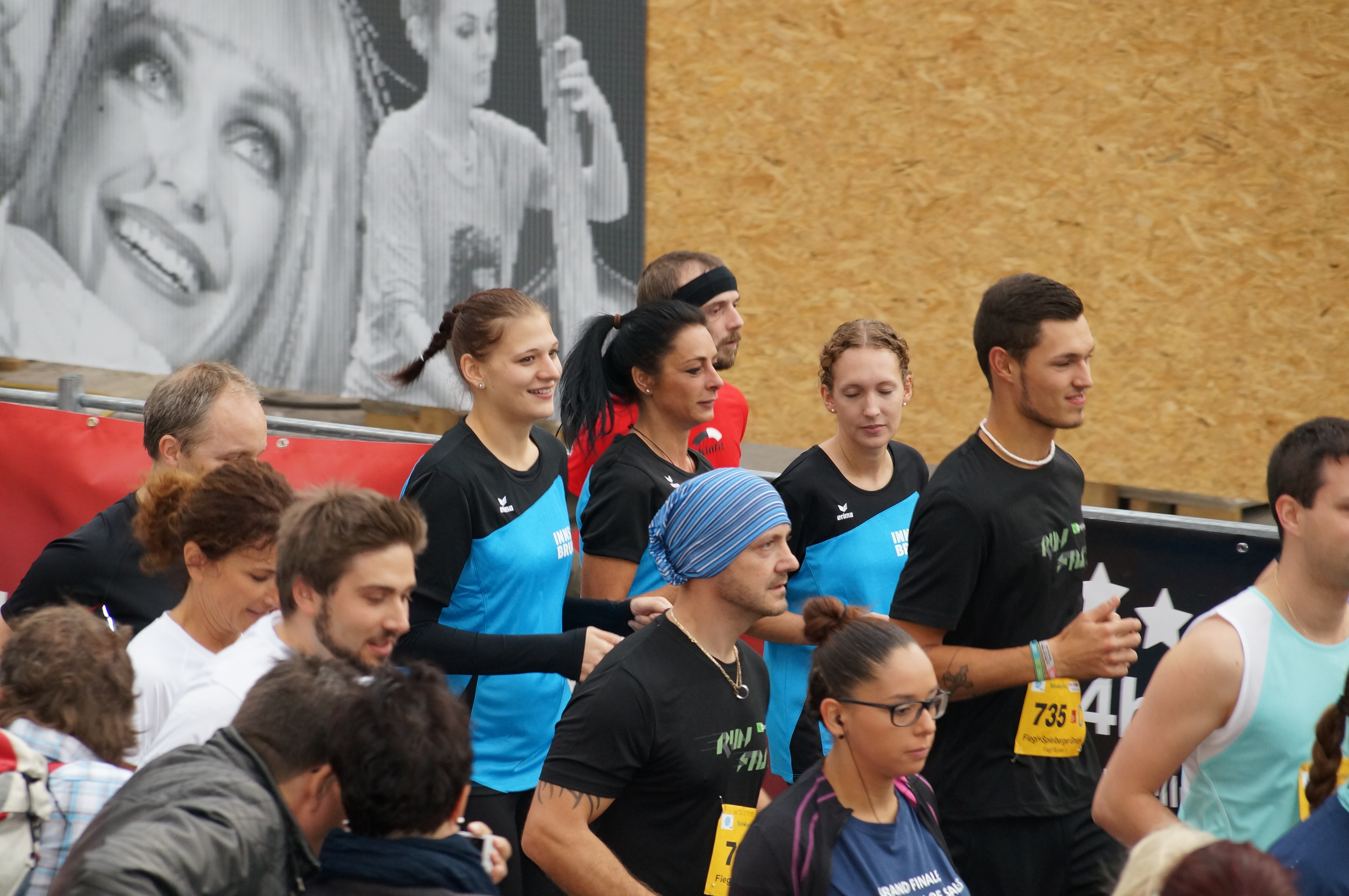 Beim jährlichen Firmenlauf war auch heuer wieder der Stadtmagistrat vertreten: 15 Teams, bestehend aus jeweils drei LäuferInnen oder WalkerInnen, mischten sich unter die rund 3.400 TeilnehmerInnen. Auch Vizebürgermeisterin Sonja Pitscheider schnappte sich die Walkingstöcke und marschierte mit. Ein buntes Programm umrahmte die sportliche Veranstaltung in der Innenstadt.