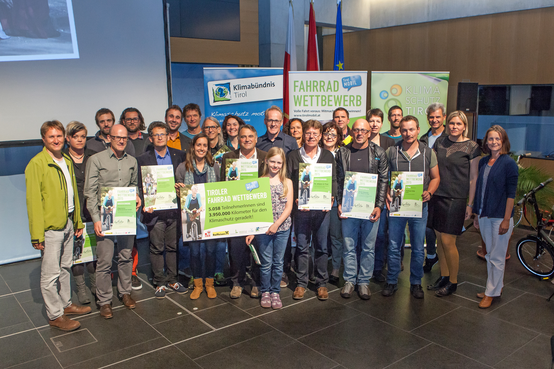 Die PreisträgerInnen des 5. Tiroler Fahrradwettbewerbs mit Landeshauptmannstellvertreterin Ingrid Felipe (Mitte), Landes-Mobilitätskoordinator Ekkehard Allinger-Csollich (links außen), Klimabündnis-Geschäftsführerin Anna Schwerzler und Vizebürgermeisterin Sonja Pitscheider (beide rechts außen) freuten sich gemeinsam über 3.950.000 zurückgelegte Gesamtkilometer. Insgesamt namen 5.000 TirolerInnen an dem Wettbewerb teil. Auch der Stadtmagistrat stellte einige tüchtiger RadlerInnen.