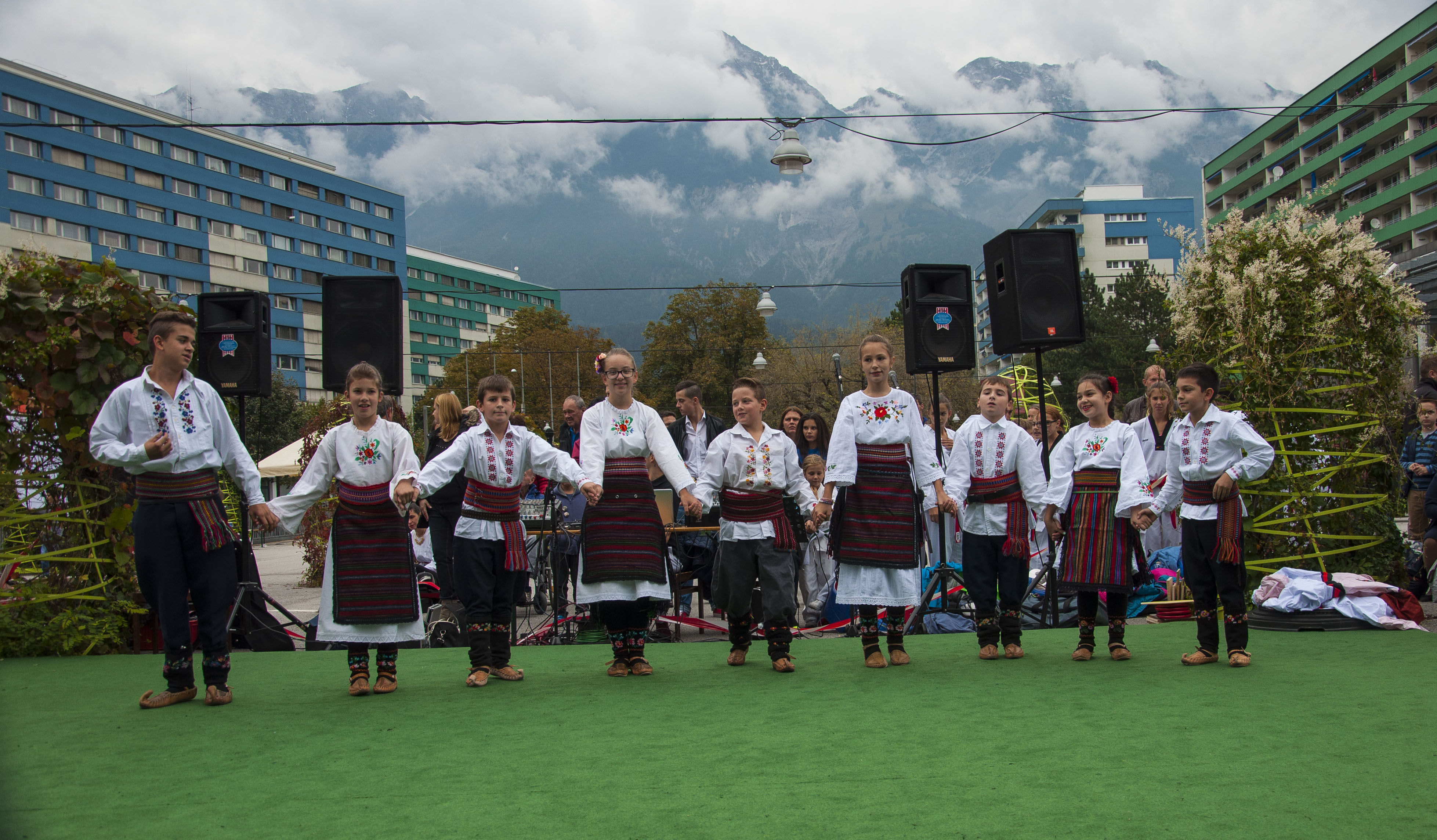 Am 26. September beging das Interkulturelle Musik- und Tanzfestival sein bereits fünfjähriges Jubiläum. Aus diesem Grund kamen Menschen aus den unterschiedlichsten Nationen und Kulturkreisen zusammen und auch Vizebürgermeister Christoph Kaufmann feierte mit. Der Verein alp-inn und der Verein Neu-Arzl/O-Dorf taten sich zusammen um das Spektakel auf die Beine zu stellen. Neben einer kulinarische Auswahl an Köstlichkeiten aus Bosnien, Thailand, Südtirol und der Türkei gab es auch ein facettenreiches Unterhaltungsprogramm. Als Bühne diente der gesamte DDr. Lugner Platz. Mit Showeinlagen vom Taekwondo, der Feuerwehr, Tänze, Musik, und viel mehr wurde für gute Stimmung gesorgt.