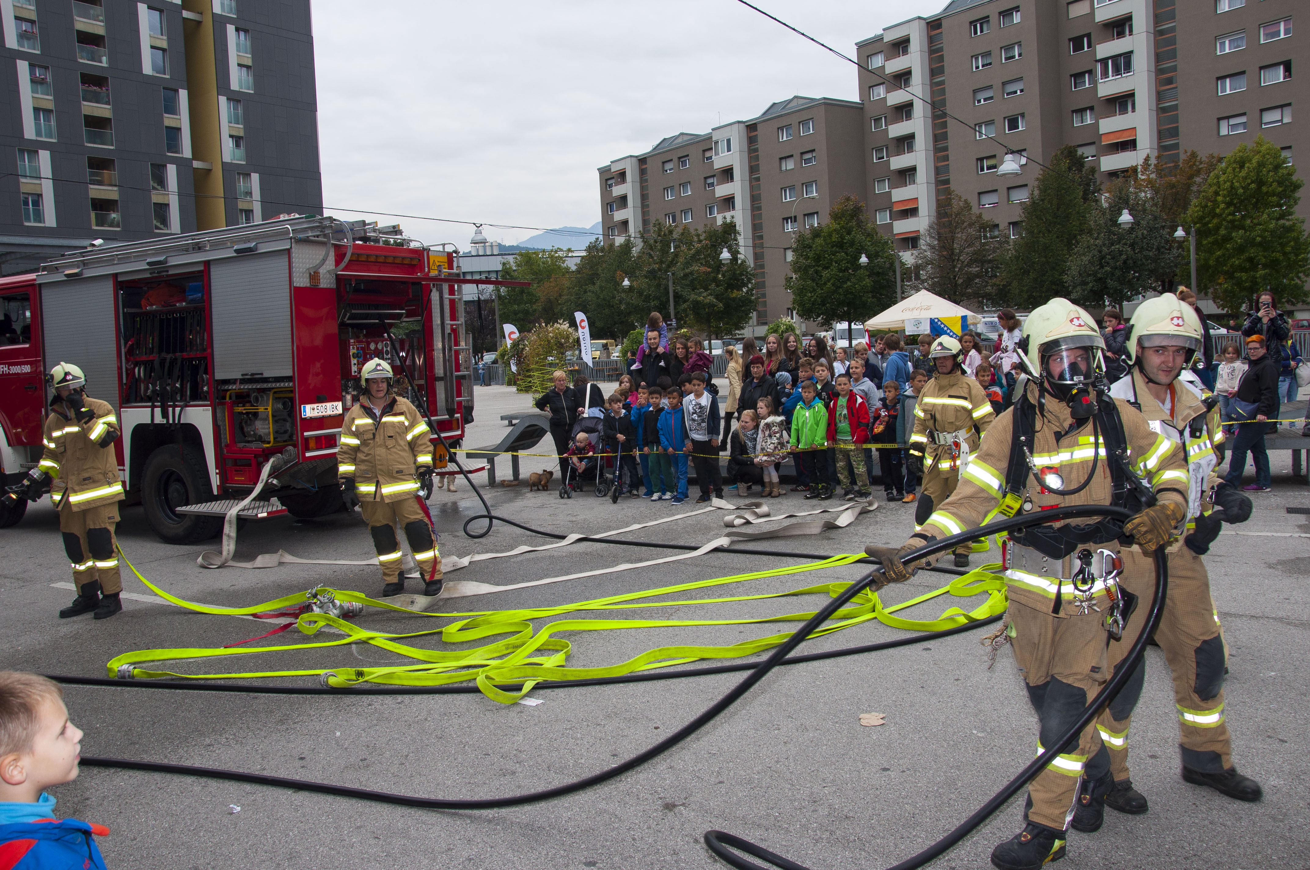 Am 26. September beging das Interkulturelle Musik- und Tanzfestival sein bereits fünfjähriges Jubiläum. Aus diesem Grund kamen Menschen aus den unterschiedlichsten Nationen und Kulturkreisen zusammen und auch Vizebürgermeister Christoph Kaufmann feierte mit. Der Verein alp-inn und der Verein Neu-Arzl/O-Dorf taten sich zusammen um das Spektakel auf die Beine zu stellen. Neben einer kulinarische Auswahl an Köstlichkeiten aus Bosnien, Thailand, Südtirol und der Türkei gab es auch ein facettenreiches Unterhaltungsprogramm. Als Bühne diente der gesamte DDr. Lugner Platz. Mit Showeinlagen vom Taekwondo, der Feuerwehr, Tänze, Musik, und viel mehr wurde für gute Stimmung gesorgt.