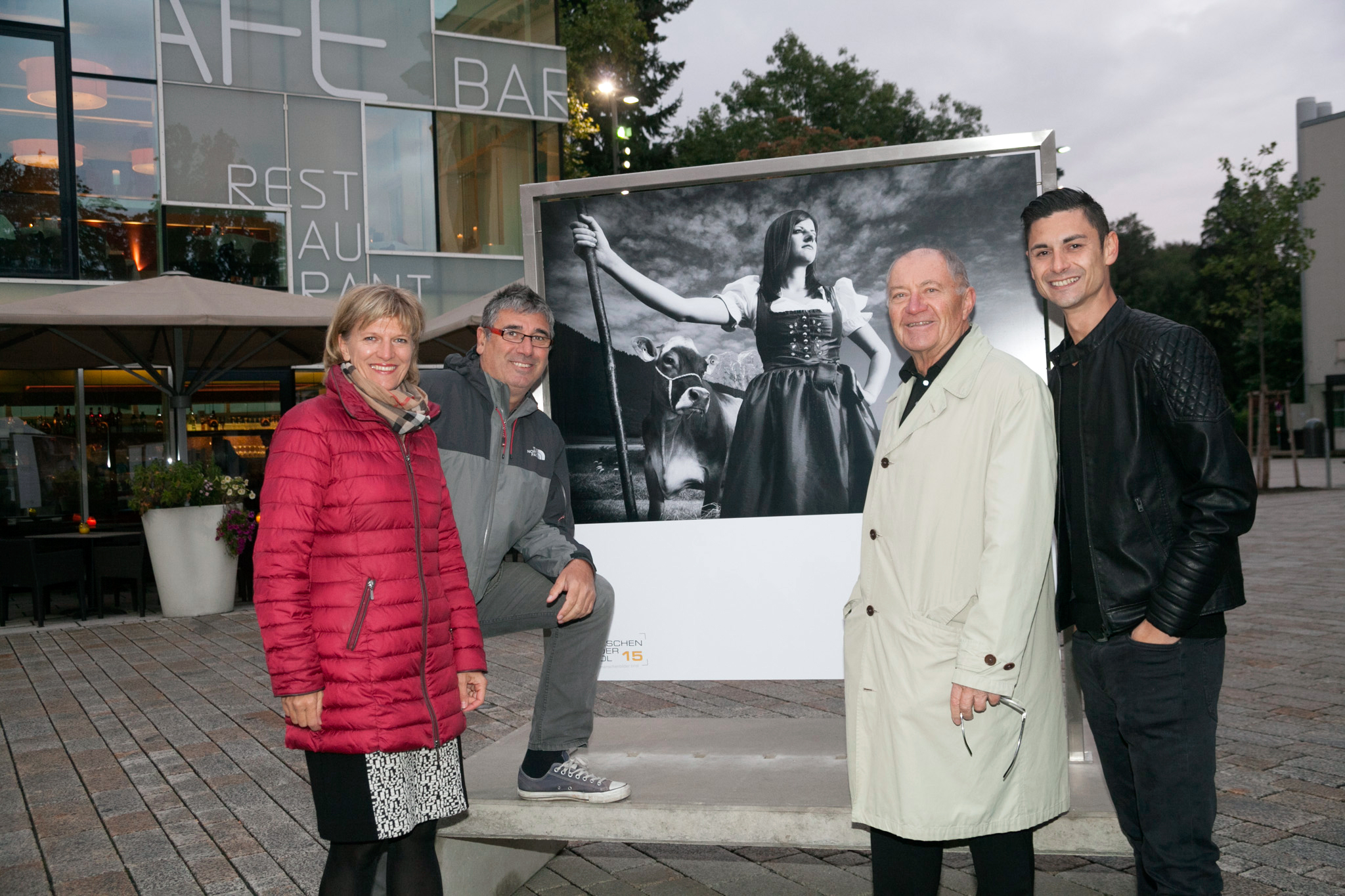 Bürgermeisterin Christine Oppitz-Plörer mit Charly und Angelo Lair (Die Fotografen, v.l.) und Kurator Horst Stasny (2.v.r.).