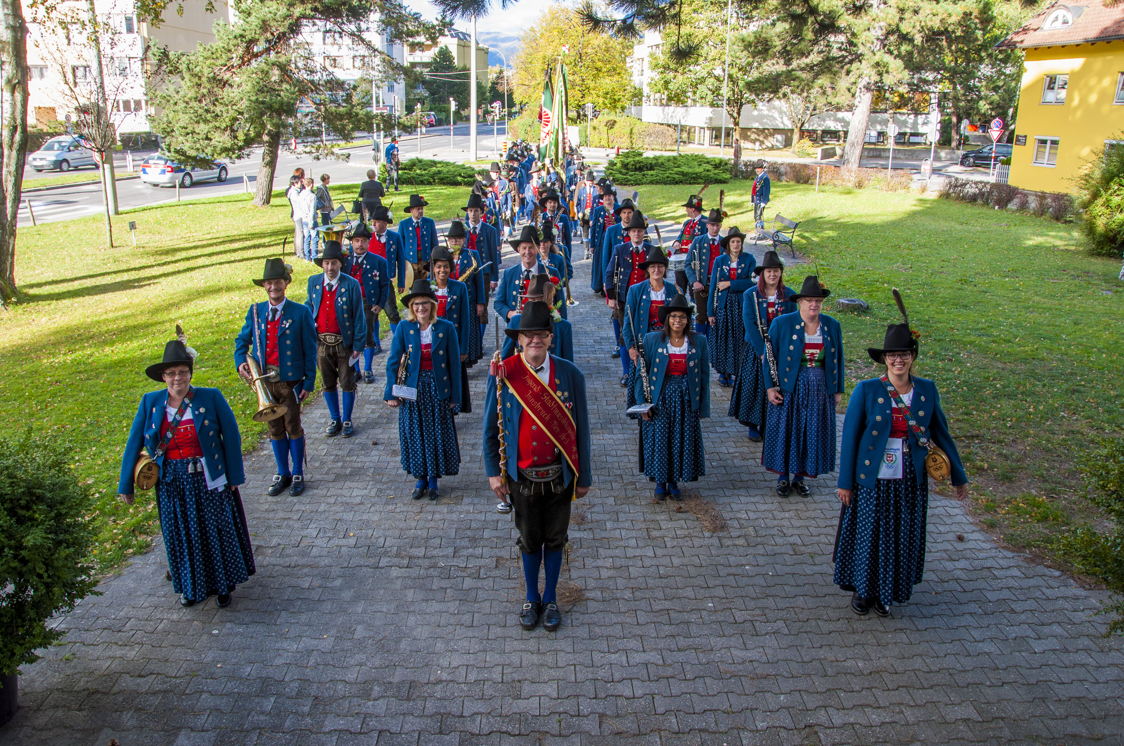 Es ist der Höhepunkt im Vereinsjahr der Schützen, wenn sie sich einmal pro Jahr zum Schützenjahrtag treffen. Vizebürgermeister Christoph Kaufmann war unter den geladenen Gästen und ist selber seit etlichen Jahren Mitglied der Speckbacher Schützenkompanie.
Im Rahmen dieses feierlichen Anlasses wurden auch verdiente Mitglieder geehrt und nach dem offiziellen Teil folgte das gemütliche Beisammensein, das die Kameradschaft der Kompanien untereinander nachhaltig bestärkt.