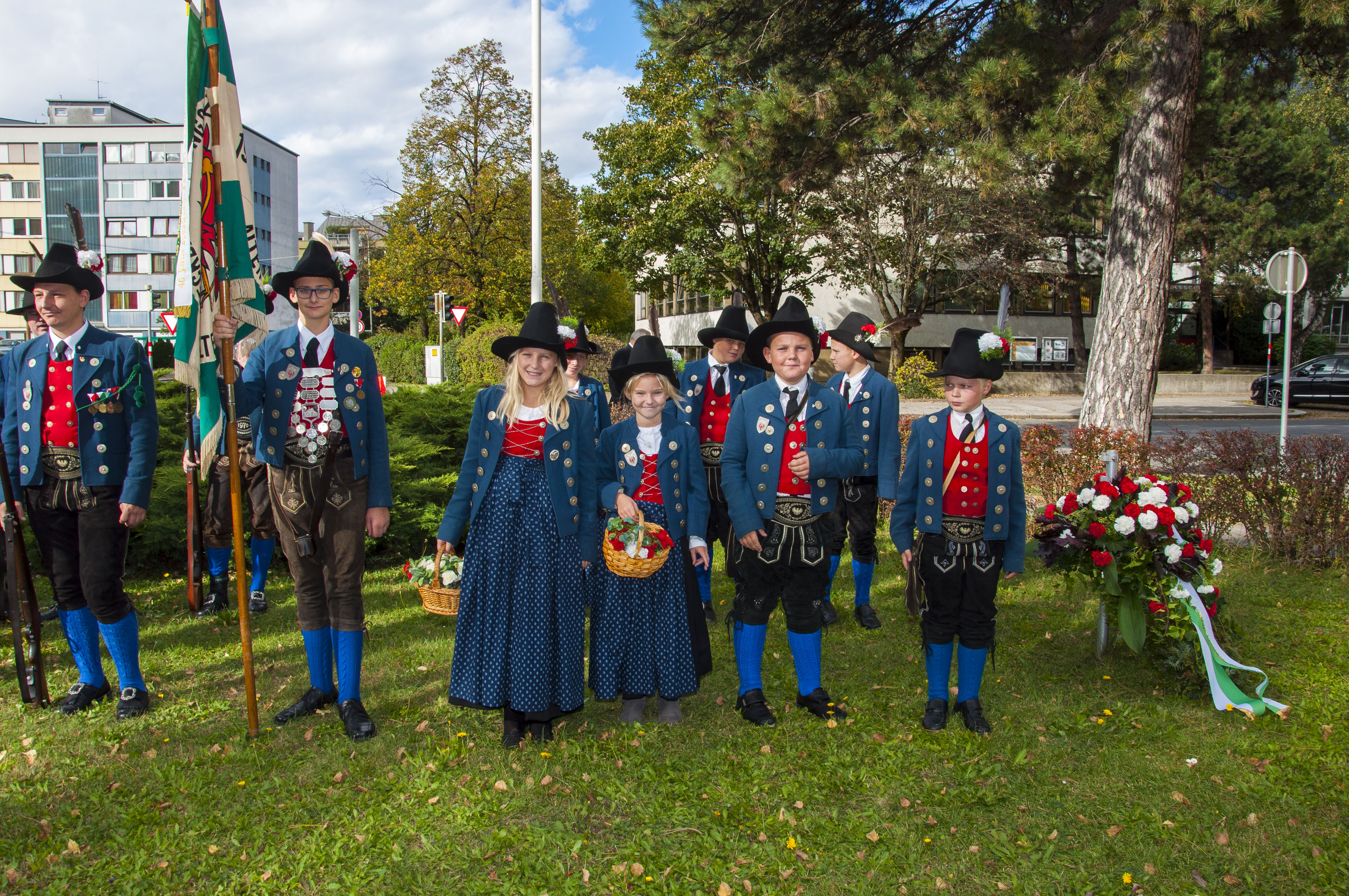 Es ist der Höhepunkt im Vereinsjahr der Schützen, wenn sie sich einmal pro Jahr zum Schützenjahrtag treffen. Vizebürgermeister Christoph Kaufmann war unter den geladenen Gästen und ist selber seit etlichen Jahren Mitglied der Speckbacher Schützenkompanie.
Im Rahmen dieses feierlichen Anlasses wurden auch verdiente Mitglieder geehrt und nach dem offiziellen Teil folgte das gemütliche Beisammensein, das die Kameradschaft der Kompanien untereinander nachhaltig bestärkt.