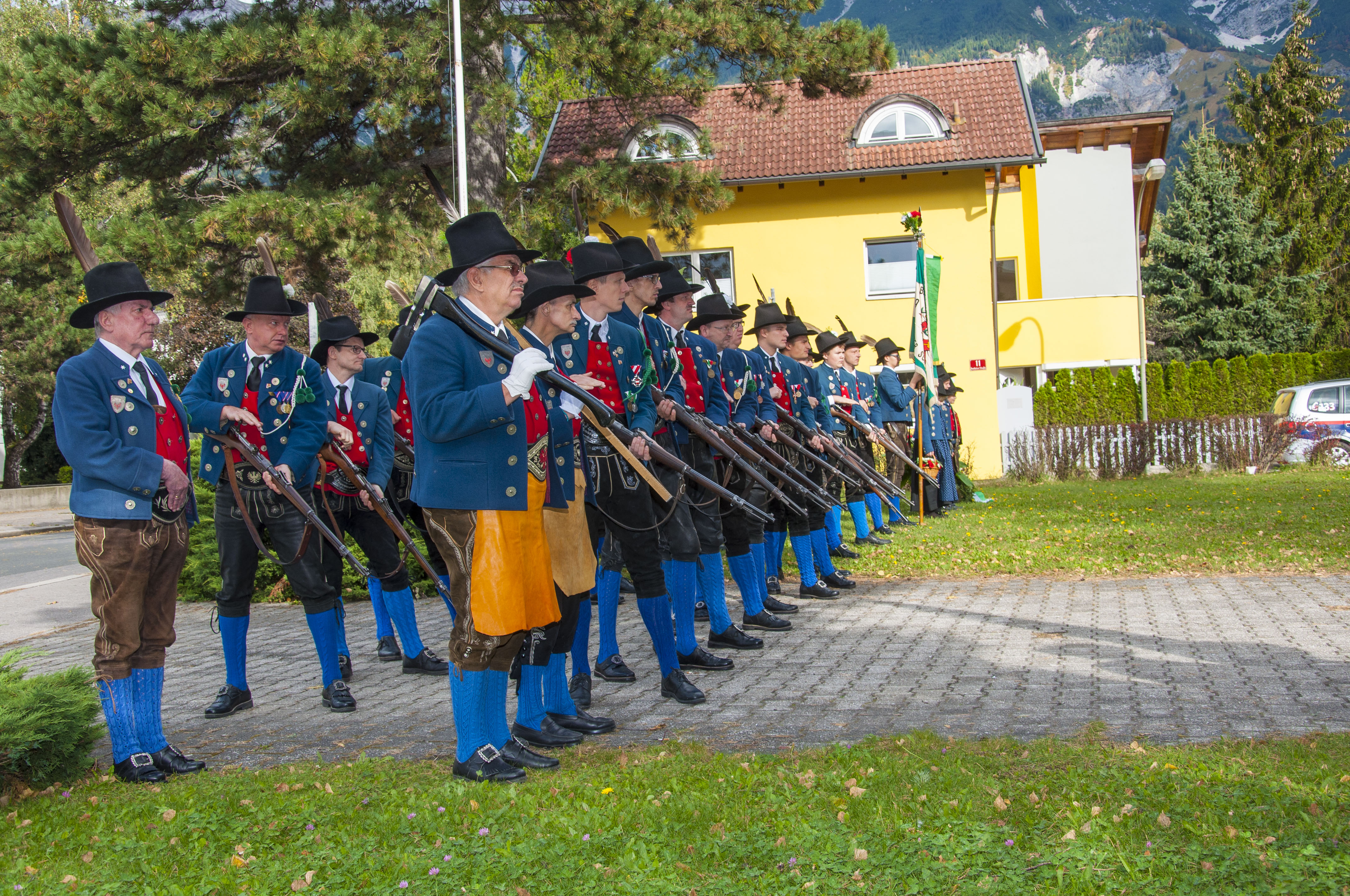 Es ist der Höhepunkt im Vereinsjahr der Schützen, wenn sie sich einmal pro Jahr zum Schützenjahrtag treffen. Vizebürgermeister Christoph Kaufmann war unter den geladenen Gästen und ist selber seit etlichen Jahren Mitglied der Speckbacher Schützenkompanie.
Im Rahmen dieses feierlichen Anlasses wurden auch verdiente Mitglieder geehrt und nach dem offiziellen Teil folgte das gemütliche Beisammensein, das die Kameradschaft der Kompanien untereinander nachhaltig bestärkt.
