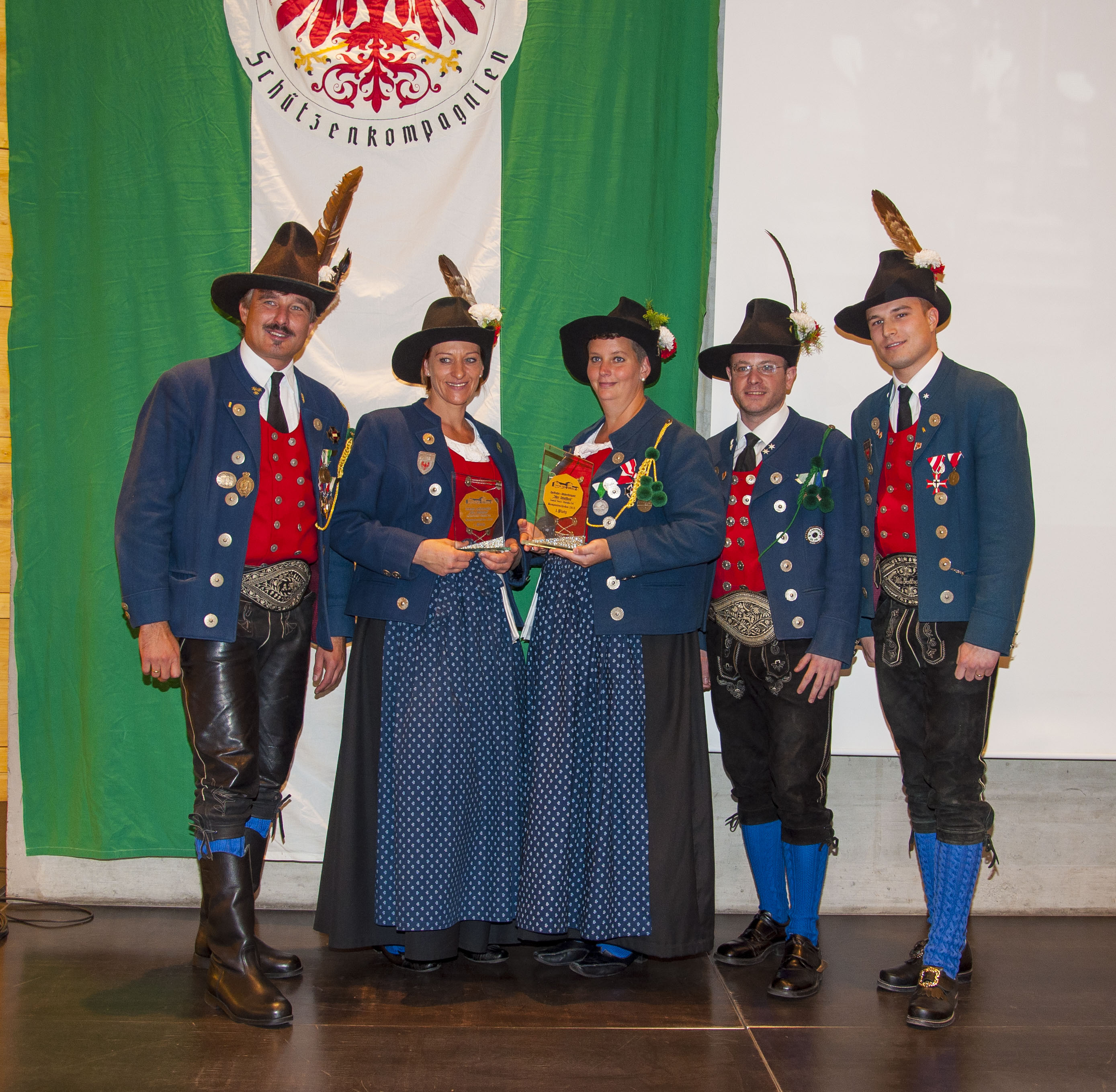 Es ist der Höhepunkt im Vereinsjahr der Schützen, wenn sie sich einmal pro Jahr zum Schützenjahrtag treffen. Vizebürgermeister Christoph Kaufmann war unter den geladenen Gästen und ist selber seit etlichen Jahren Mitglied der Speckbacher Schützenkompanie.
Im Rahmen dieses feierlichen Anlasses wurden auch verdiente Mitglieder geehrt und nach dem offiziellen Teil folgte das gemütliche Beisammensein, das die Kameradschaft der Kompanien untereinander nachhaltig bestärkt.