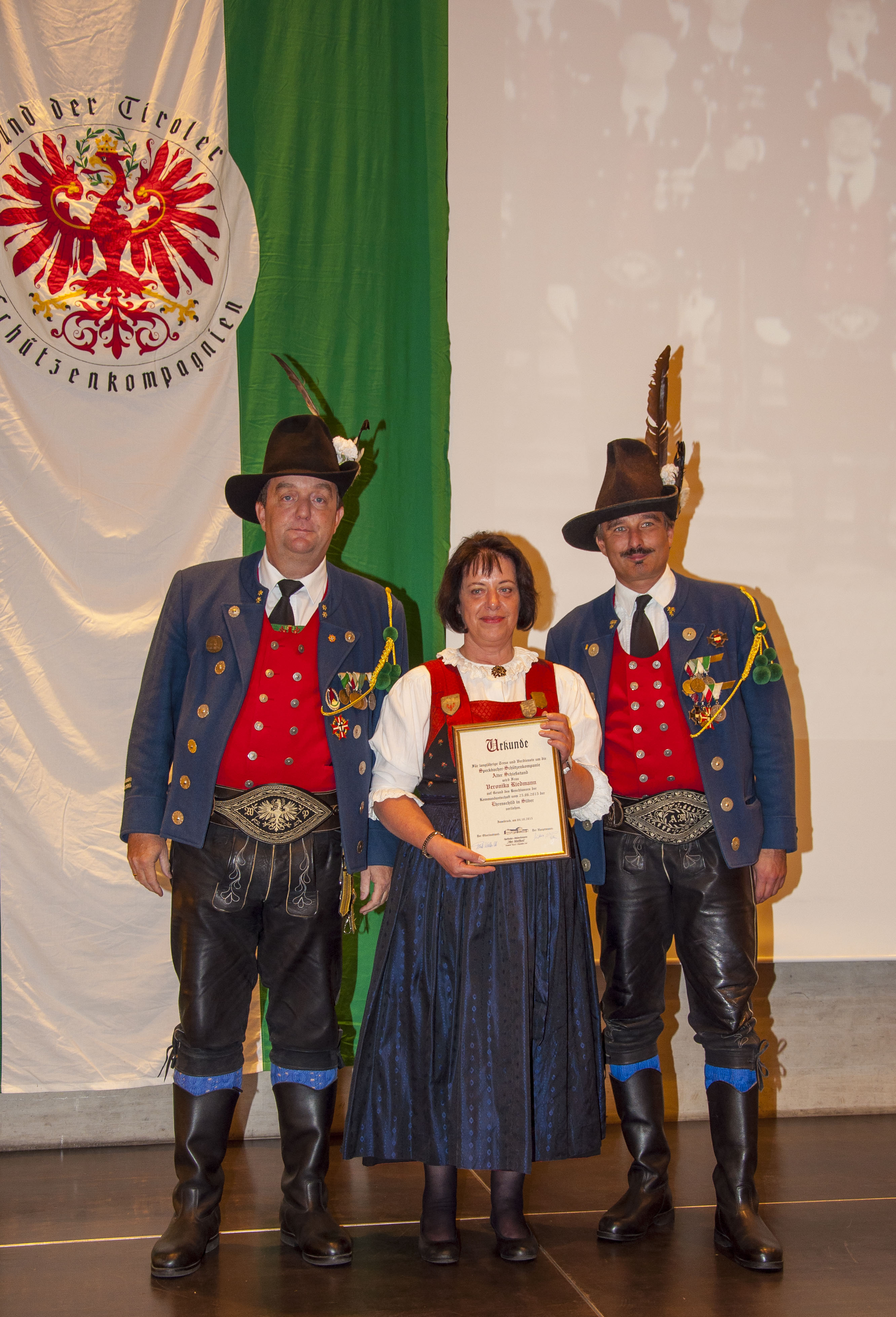 Es ist der Höhepunkt im Vereinsjahr der Schützen, wenn sie sich einmal pro Jahr zum Schützenjahrtag treffen. Vizebürgermeister Christoph Kaufmann war unter den geladenen Gästen und ist selber seit etlichen Jahren Mitglied der Speckbacher Schützenkompanie.
Im Rahmen dieses feierlichen Anlasses wurden auch verdiente Mitglieder geehrt und nach dem offiziellen Teil folgte das gemütliche Beisammensein, das die Kameradschaft der Kompanien untereinander nachhaltig bestärkt.