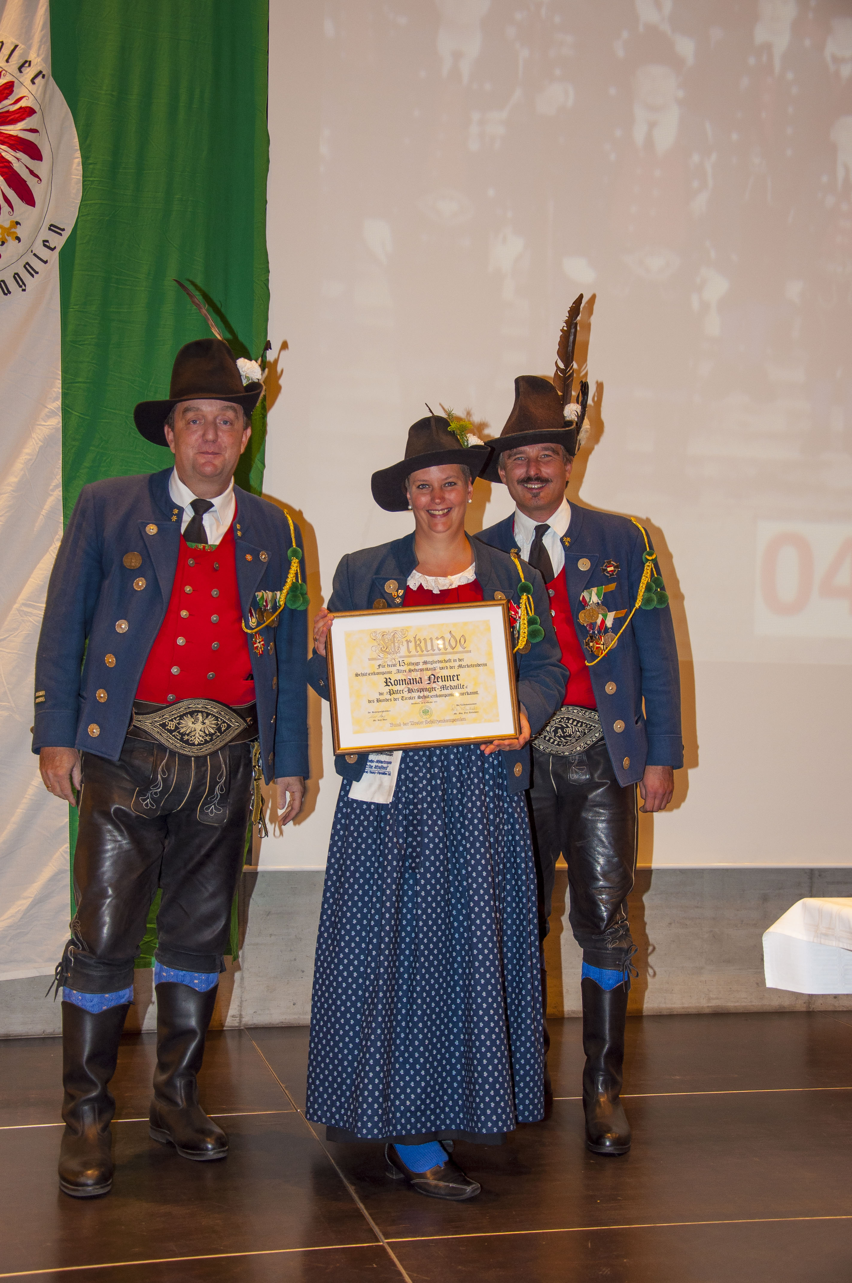 Es ist der Höhepunkt im Vereinsjahr der Schützen, wenn sie sich einmal pro Jahr zum Schützenjahrtag treffen. Vizebürgermeister Christoph Kaufmann war unter den geladenen Gästen und ist selber seit etlichen Jahren Mitglied der Speckbacher Schützenkompanie.
Im Rahmen dieses feierlichen Anlasses wurden auch verdiente Mitglieder geehrt und nach dem offiziellen Teil folgte das gemütliche Beisammensein, das die Kameradschaft der Kompanien untereinander nachhaltig bestärkt.