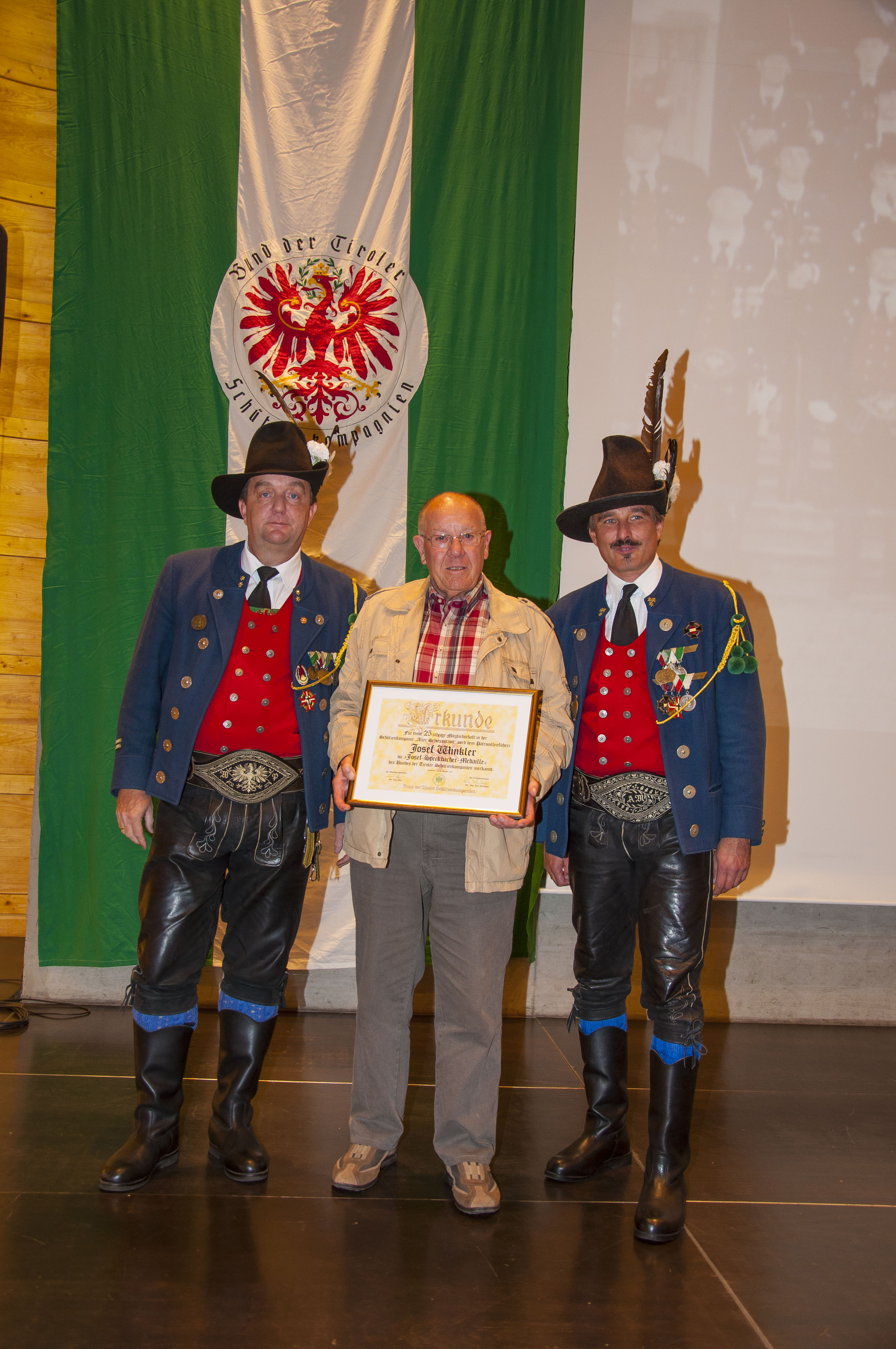 Es ist der Höhepunkt im Vereinsjahr der Schützen, wenn sie sich einmal pro Jahr zum Schützenjahrtag treffen. Vizebürgermeister Christoph Kaufmann war unter den geladenen Gästen und ist selber seit etlichen Jahren Mitglied der Speckbacher Schützenkompanie.
Im Rahmen dieses feierlichen Anlasses wurden auch verdiente Mitglieder geehrt und nach dem offiziellen Teil folgte das gemütliche Beisammensein, das die Kameradschaft der Kompanien untereinander nachhaltig bestärkt.