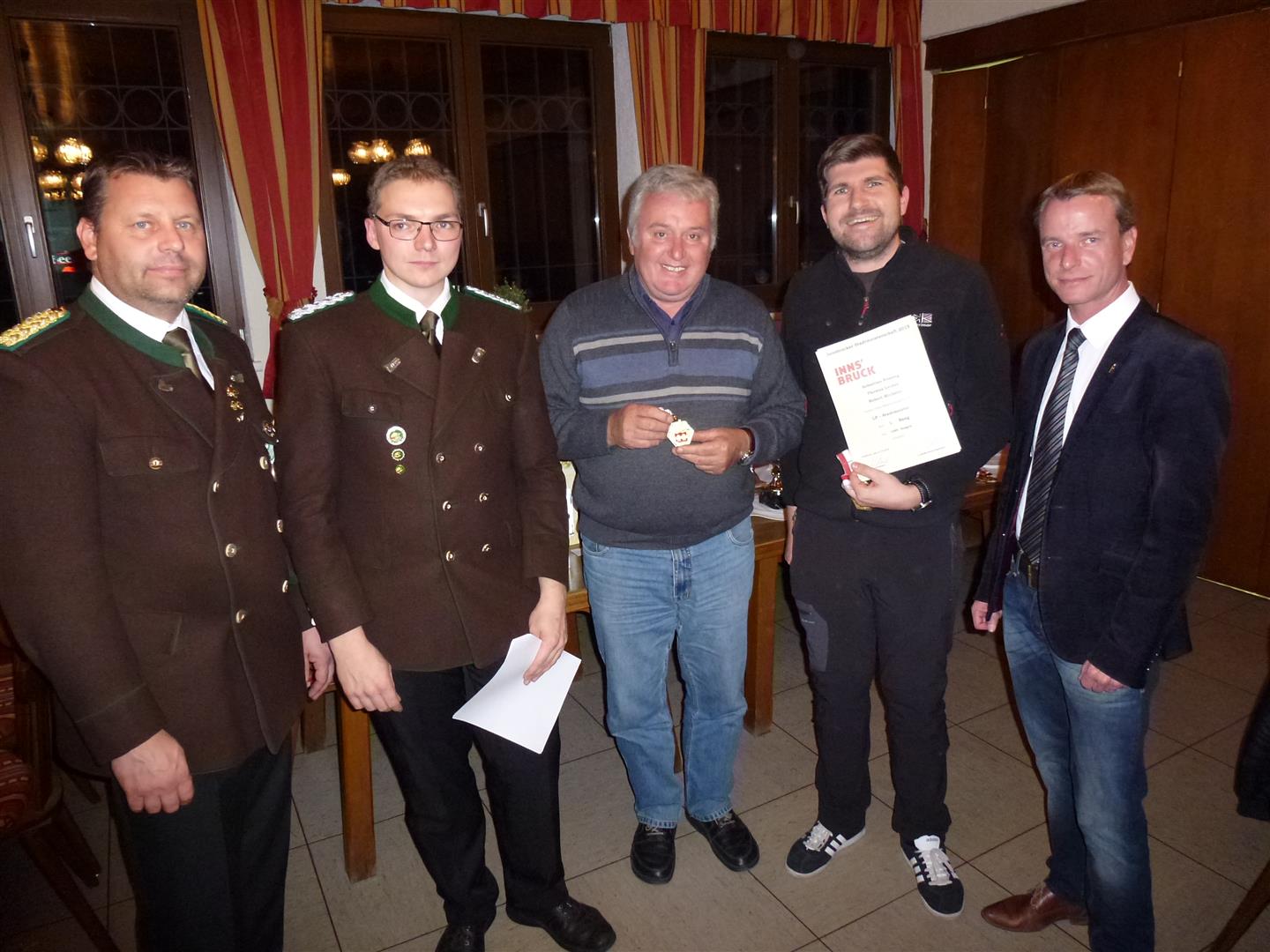Die Schützengilde Reichenau veranstaltete vom 27. bis 31. Oktober die Innsbrucker Stadtmeisterschaft des Bezirkbundes Innsbruck. Sportreferent und Vizebürgermeister Christoph Kaufmann ließ es sich nicht nehmen persönlich die Siegerehrung‎ mit mit Obmann und Oberschützenmeister Harald Gutsch und Bezirksoberschützenmeister Joachim Steinlechner durchzuführen.