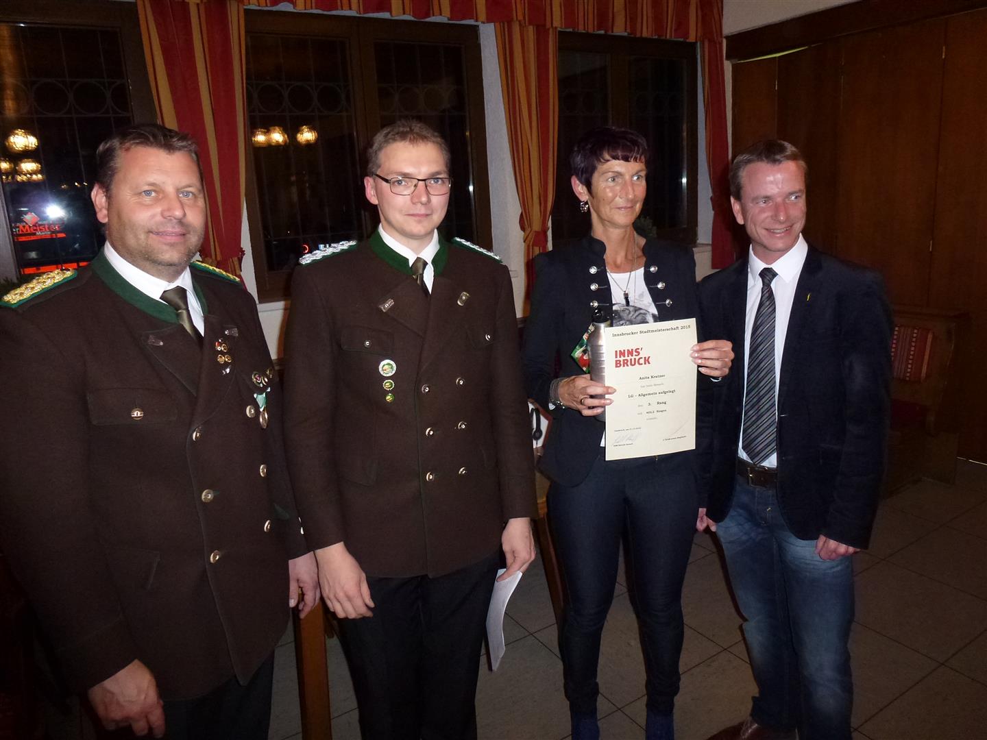 Die Schützengilde Reichenau veranstaltete vom 27. bis 31. Oktober die Innsbrucker Stadtmeisterschaft des Bezirkbundes Innsbruck. Sportreferent und Vizebürgermeister Christoph Kaufmann ließ es sich nicht nehmen persönlich die Siegerehrung‎ mit mit Obmann und Oberschützenmeister Harald Gutsch und Bezirksoberschützenmeister Joachim Steinlechner durchzuführen.