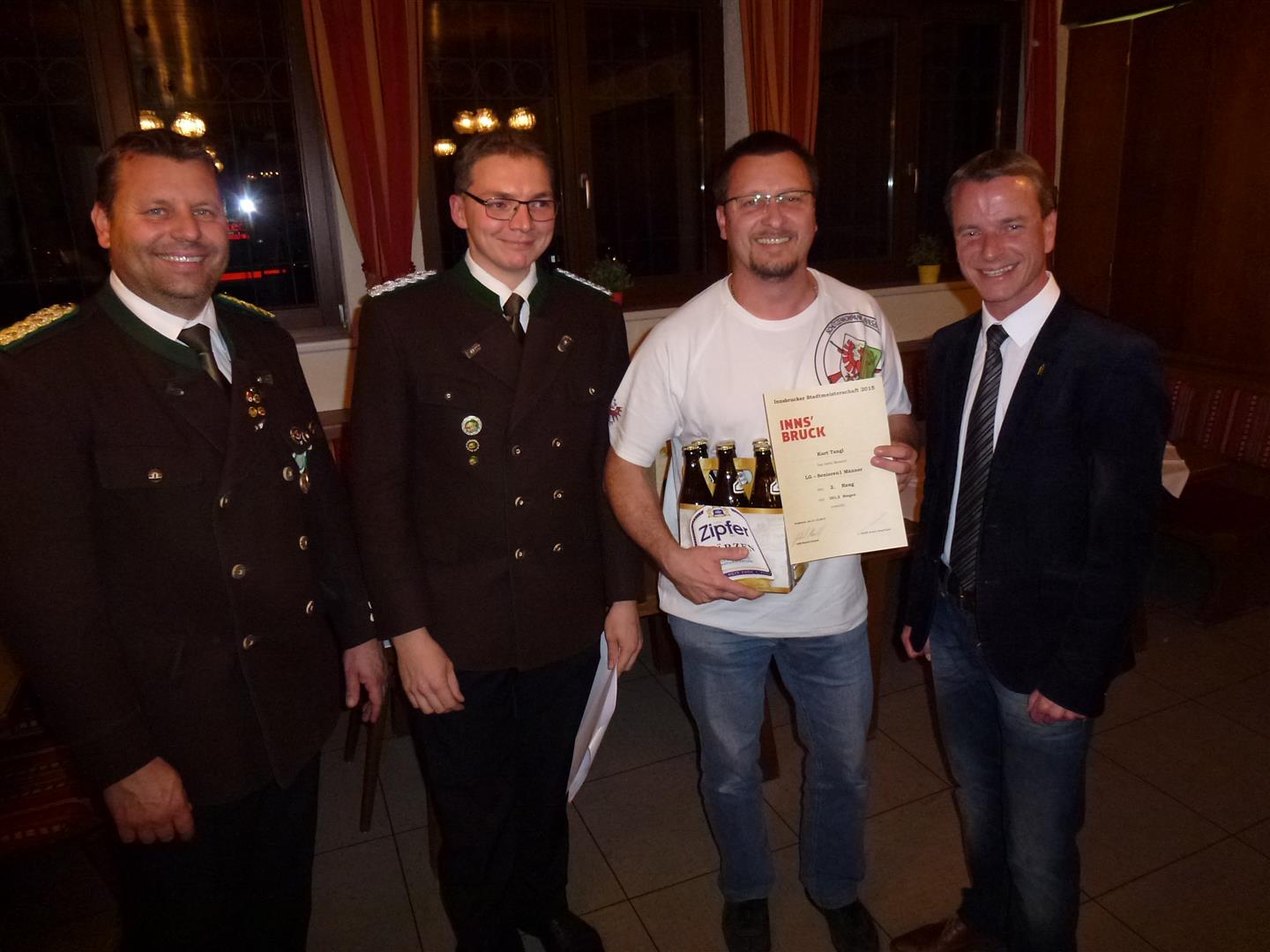 Die Schützengilde Reichenau veranstaltete vom 27. bis 31. Oktober die Innsbrucker Stadtmeisterschaft des Bezirkbundes Innsbruck. Sportreferent und Vizebürgermeister Christoph Kaufmann ließ es sich nicht nehmen persönlich die Siegerehrung‎ mit mit Obmann und Oberschützenmeister Harald Gutsch und Bezirksoberschützenmeister Joachim Steinlechner durchzuführen.