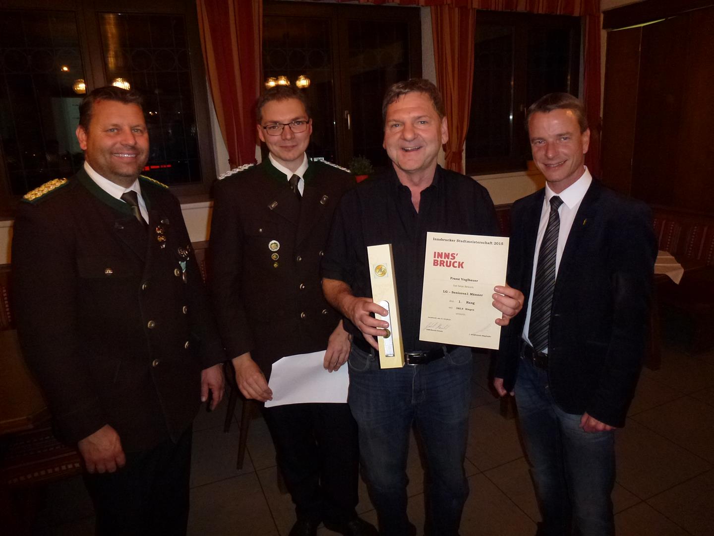 Die Schützengilde Reichenau veranstaltete vom 27. bis 31. Oktober die Innsbrucker Stadtmeisterschaft des Bezirkbundes Innsbruck. Sportreferent und Vizebürgermeister Christoph Kaufmann ließ es sich nicht nehmen persönlich die Siegerehrung‎ mit mit Obmann und Oberschützenmeister Harald Gutsch und Bezirksoberschützenmeister Joachim Steinlechner durchzuführen.