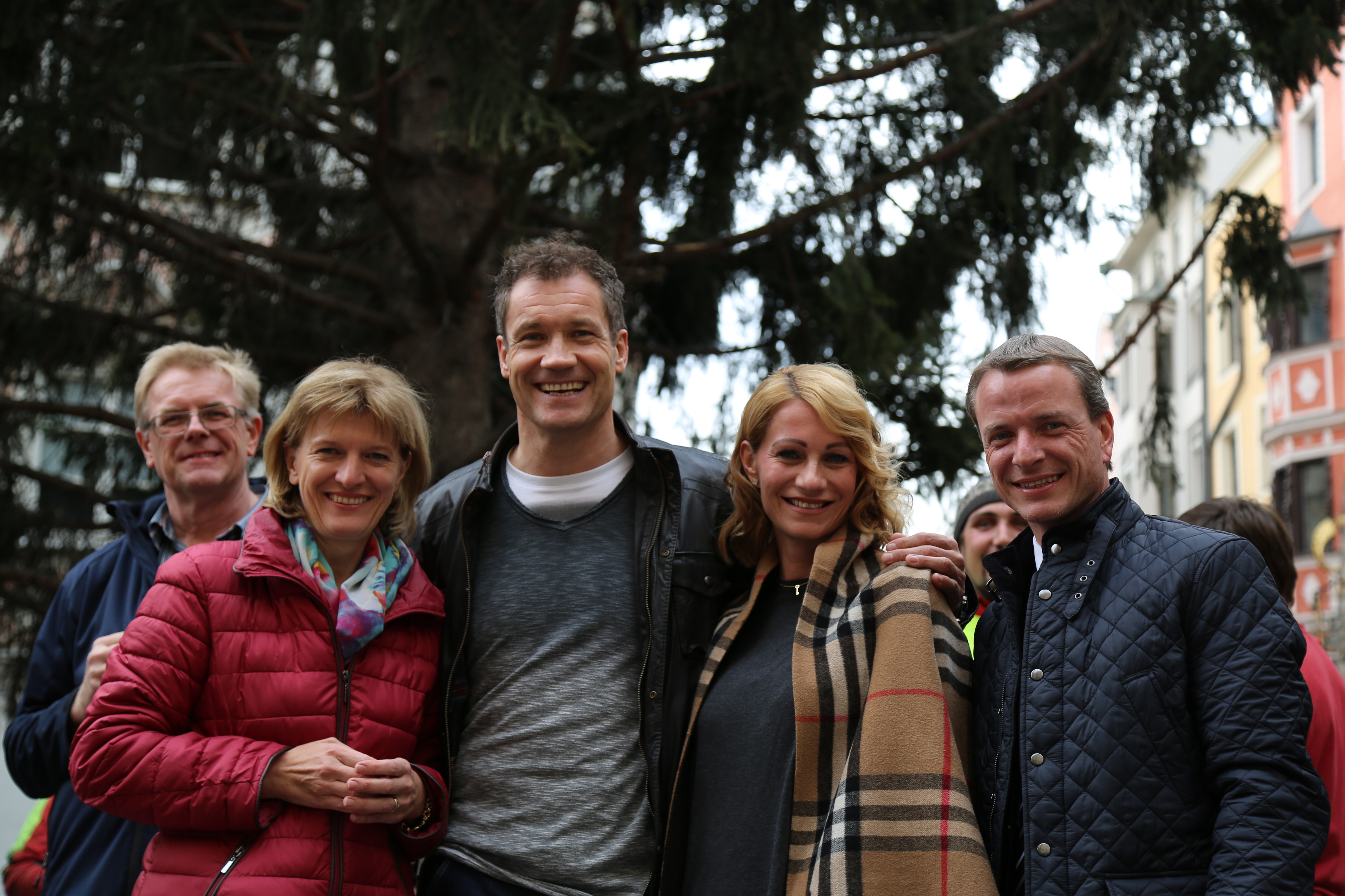 Auch Armin Assinger ließ sich mit seiner Begleitung (Mitte) das Aufstellen des Christbaumes beim Goldenen Dachl nicht entgehen und blieb kurz bei Bürgermeisterin Christine Oppitz-Plörer (l.) und Vizebürgermeister Christoph Kaufmann (r.) stehen.