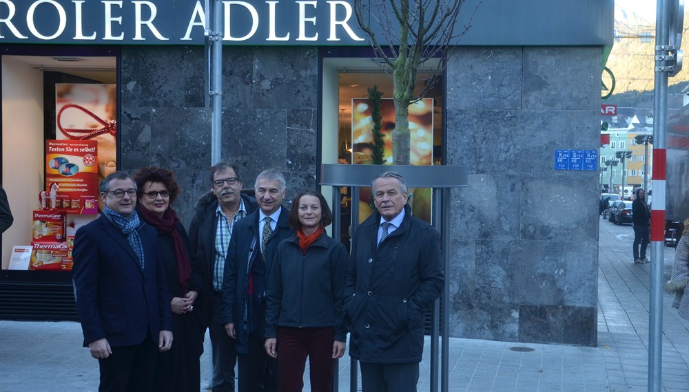 Die Freude über die neugepflanzten Bäume in der Wilhelm-Greil-Straße ist bei allen Beteiligten groß: (v.l.n.r.) Thomas Hudovernik (Obmann Innenstadtverein), Rolanda Wünsch (Innenstadtverein), Stadtrat Gerhard Fritz, Walter Zimmeter (Amtsleiter Tiefbau), Vizebürgermeisterin Sonja Pitscheider und IKB-Vorstand Harald Schneider.