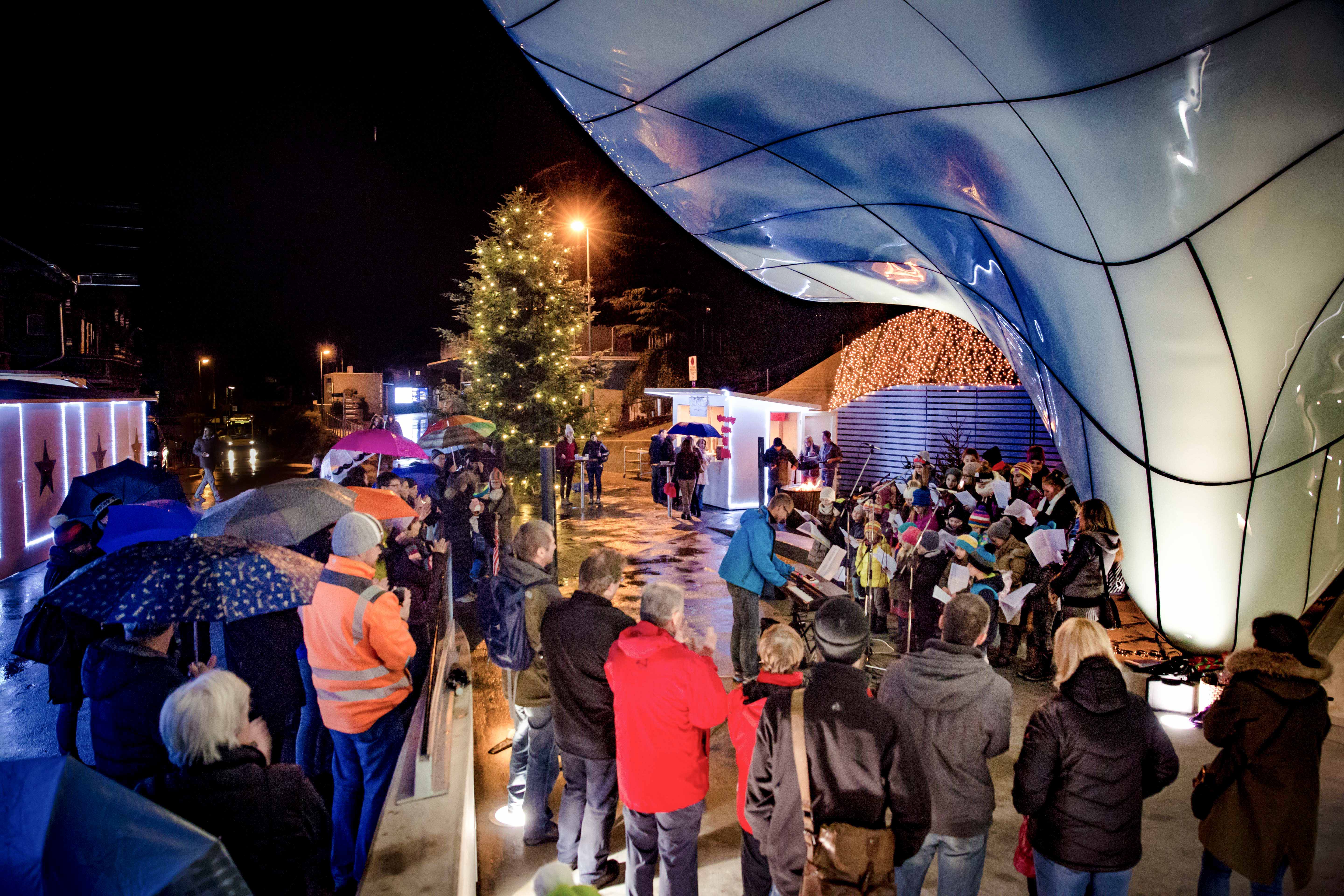 Am Freitag, 20. November, wurde der Panorama Christkindlmarkt auf der Hungerburg mit Stadtoberhaupt Christine Oppitz-Plörer und dem Geschäftsführer der Innsbrucker Nordkettenbahnen, Thomas Schroll, feierlich eröffnet. Erstmals kann der in neuem Glanz erstrahlte Markt täglich von 13:00 bis 19:00 Uhr bis einschließlich 20. Dezember besucht werden.
Innsbrucks Bürgermeisterin, die vom Haller Kinder- und Jugendchor, der die Feier gesanglich untermalte, sichtlich angetan war, zählte mit ihnen gemeinsam den Countdown zum Erleuchten des großen Weihnachtsbaumes und gab so offiziell den Startschuss zur Punsch- und Lebkuchen-Saison auf der Hungerburg.