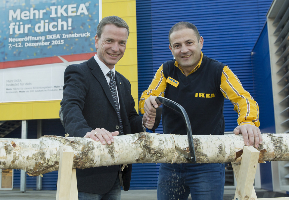 Am 07. Dezember wurde das Möbelhaus IKEA nach dem Umbau und der Erweiterung feierlich eröffnet.  Mit dem traditionellen Durchsägen eines Baumstammes hat der neue Einrichtungshauschef Mario Nozzi gemeinsam mit Vizebürgermeister Christoph Kaufmann den Weg für die KundInnen freigegeben. Auch Gemeinderat Lucas Krackl machte sich ein Bild des 27-Mio.-Euro-Projekts im Osten der Stadt.