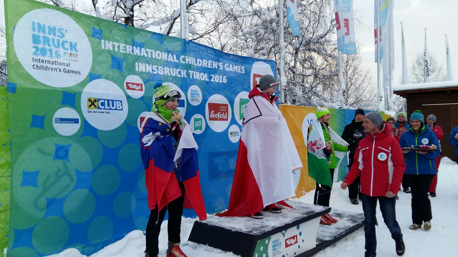 Sportrefent und Vizebürgermeister Christoph Kaufmann gratulierte den Siegerinnen des Biathlon Sprints in der Skiarena Seefeld. Besonders freute er sich über die Goldmedaille von Sophie Haider vom Team Innsbruck.