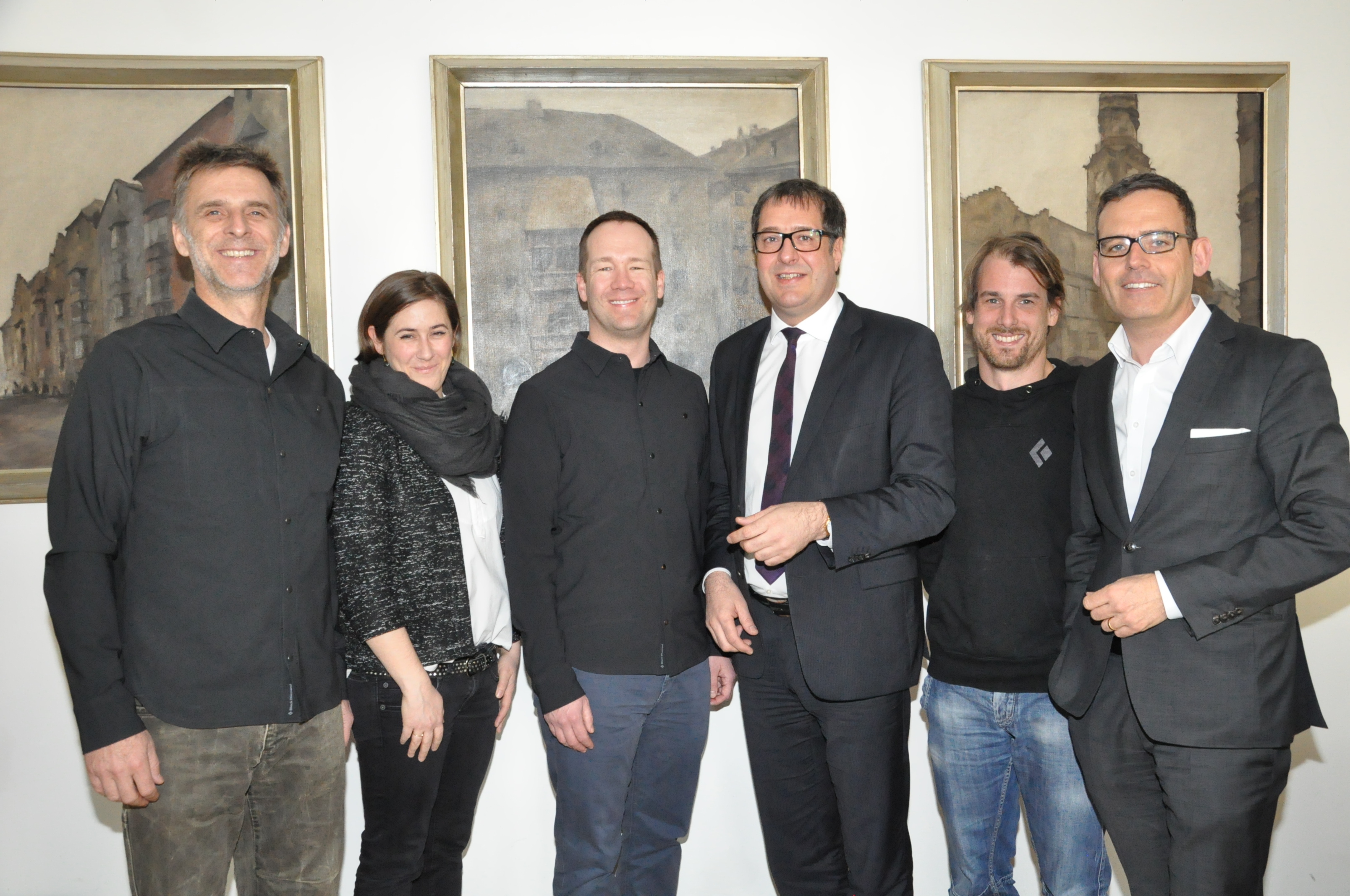 Willkommen geheißen hat Stadtrat Franz X. Gruber (4.v.l.) diese Woche den Europachef von Black Diamond Equipment im Innsbrucker Rathaus, Tim Bantle (3.v.l.). Das Unternehmen siedelt sich in der Landeshauptstadt an und verlegt die Europa-Zentrale vom schweizerischen Basel nach Innsbruck. Knapp 35 Arbeitsplätze werden entstehen. Bantle wurde von den Black-Diamond-Mitarbeitern Olav Nietzer (l.) und Stephan Hagebusch (2.v.r.) sowie Julia Frischhut und Harald Gohm (beide Standortagentur Tirol) begleitet.