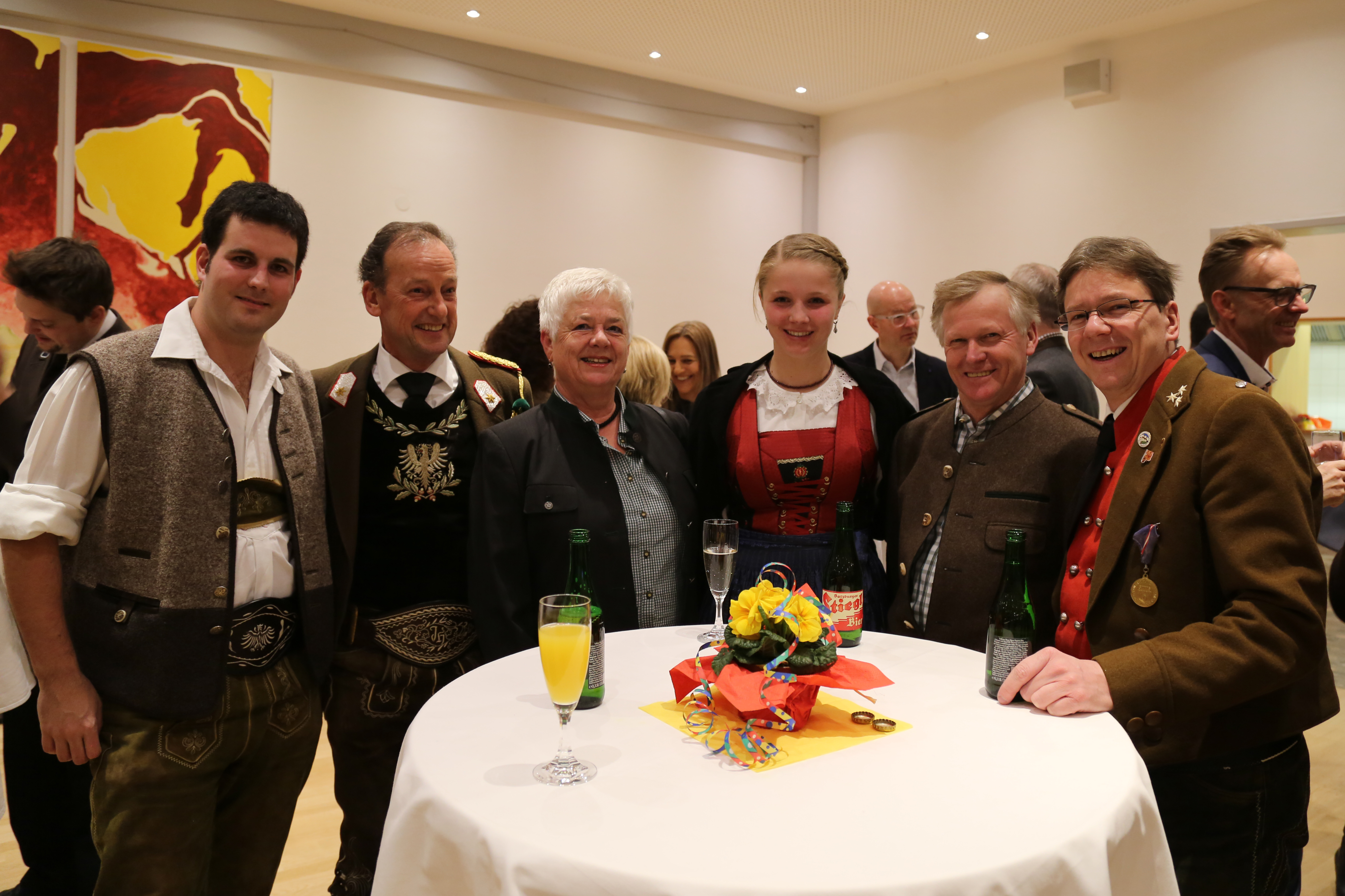 Beim traditionellen Neujahrsempfang in Amras dankte Bürgermeisterin Christine Oppitz-Plörer im Namen aller anwesenden StadträtInnen und GemeinderätInnen den zahlreichen Vereinen für ihre wertvolle Arbeit während des gesamten Jahres. Im Rahmen des Neujahrsempfanges wurde dem gebührtigen Amraser Franz-Heinz Hye-Kerkdal das Kulturehrenzeichen der Stadt Innsbruck verliehen.