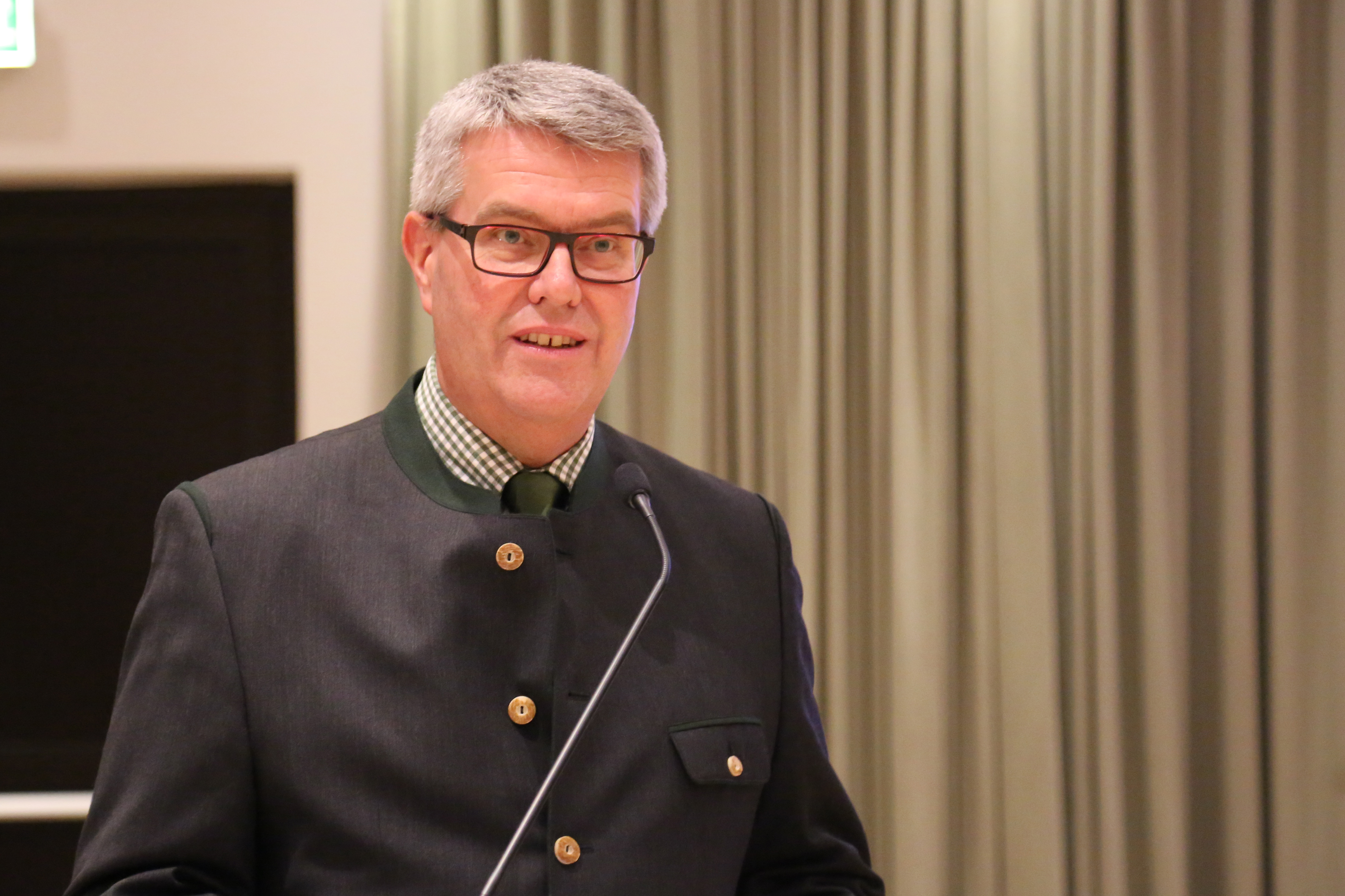 Beim traditionellen Neujahrsempfang in Amras dankte Bürgermeisterin Christine Oppitz-Plörer im Namen aller anwesenden StadträtInnen und GemeinderätInnen den zahlreichen Vereinen für ihre wertvolle Arbeit während des gesamten Jahres. Im Rahmen des Neujahrsempfanges wurde dem gebührtigen Amraser Franz-Heinz Hye-Kerkdal das Kulturehrenzeichen der Stadt Innsbruck verliehen.