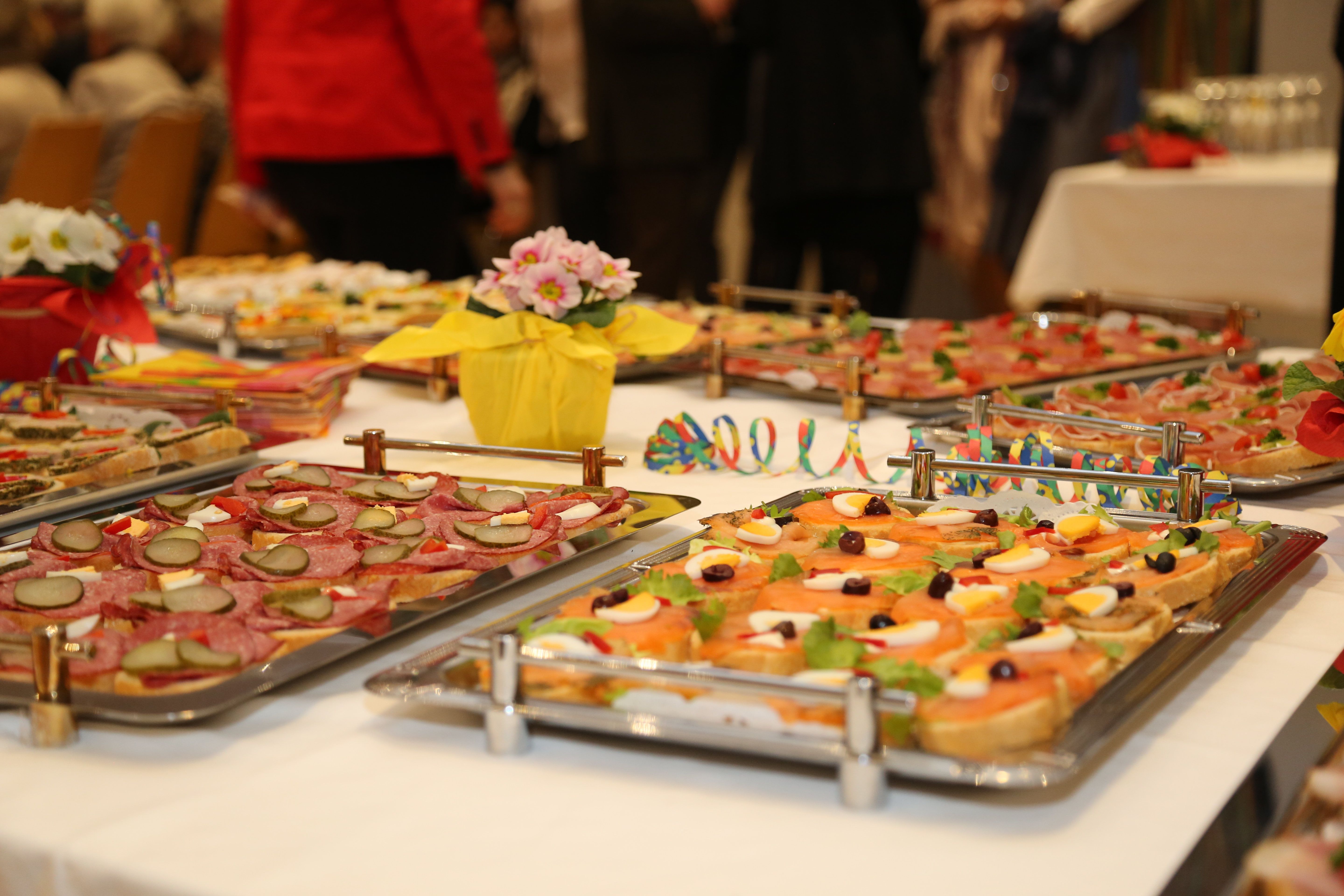 Beim traditionellen Neujahrsempfang in Amras dankte Bürgermeisterin Christine Oppitz-Plörer im Namen aller anwesenden StadträtInnen und GemeinderätInnen den zahlreichen Vereinen für ihre wertvolle Arbeit während des gesamten Jahres. Im Rahmen des Neujahrsempfanges wurde dem gebührtigen Amraser Franz-Heinz Hye-Kerkdal das Kulturehrenzeichen der Stadt Innsbruck verliehen.