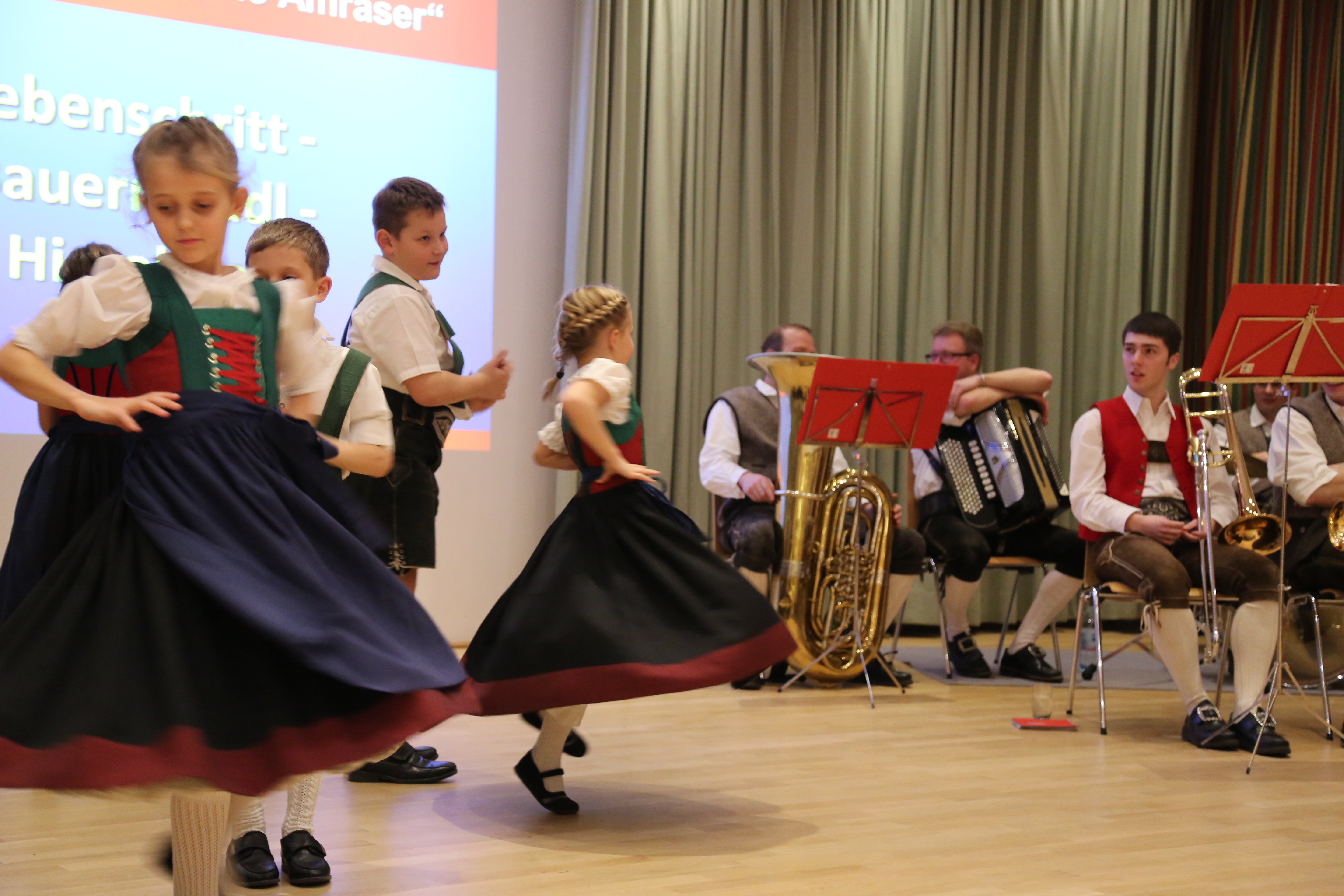 Beim traditionellen Neujahrsempfang in Amras dankte Bürgermeisterin Christine Oppitz-Plörer im Namen aller anwesenden StadträtInnen und GemeinderätInnen den zahlreichen Vereinen für ihre wertvolle Arbeit während des gesamten Jahres. Im Rahmen des Neujahrsempfanges wurde dem gebührtigen Amraser Franz-Heinz Hye-Kerkdal das Kulturehrenzeichen der Stadt Innsbruck verliehen.