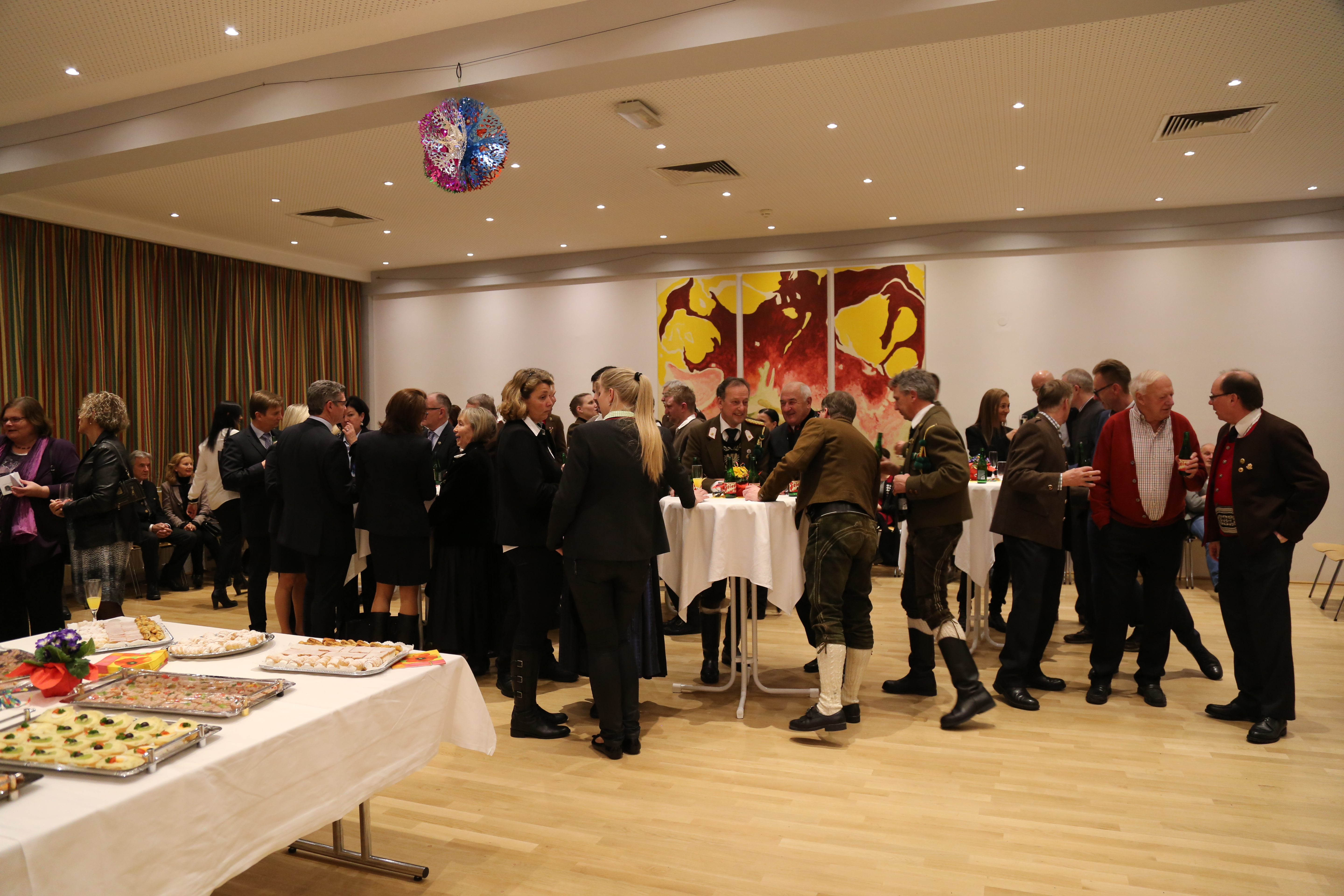 Beim traditionellen Neujahrsempfang in Amras dankte Bürgermeisterin Christine Oppitz-Plörer im Namen aller anwesenden StadträtInnen und GemeinderätInnen den zahlreichen Vereinen für ihre wertvolle Arbeit während des gesamten Jahres. Im Rahmen des Neujahrsempfanges wurde dem gebührtigen Amraser Franz-Heinz Hye-Kerkdal das Kulturehrenzeichen der Stadt Innsbruck verliehen.