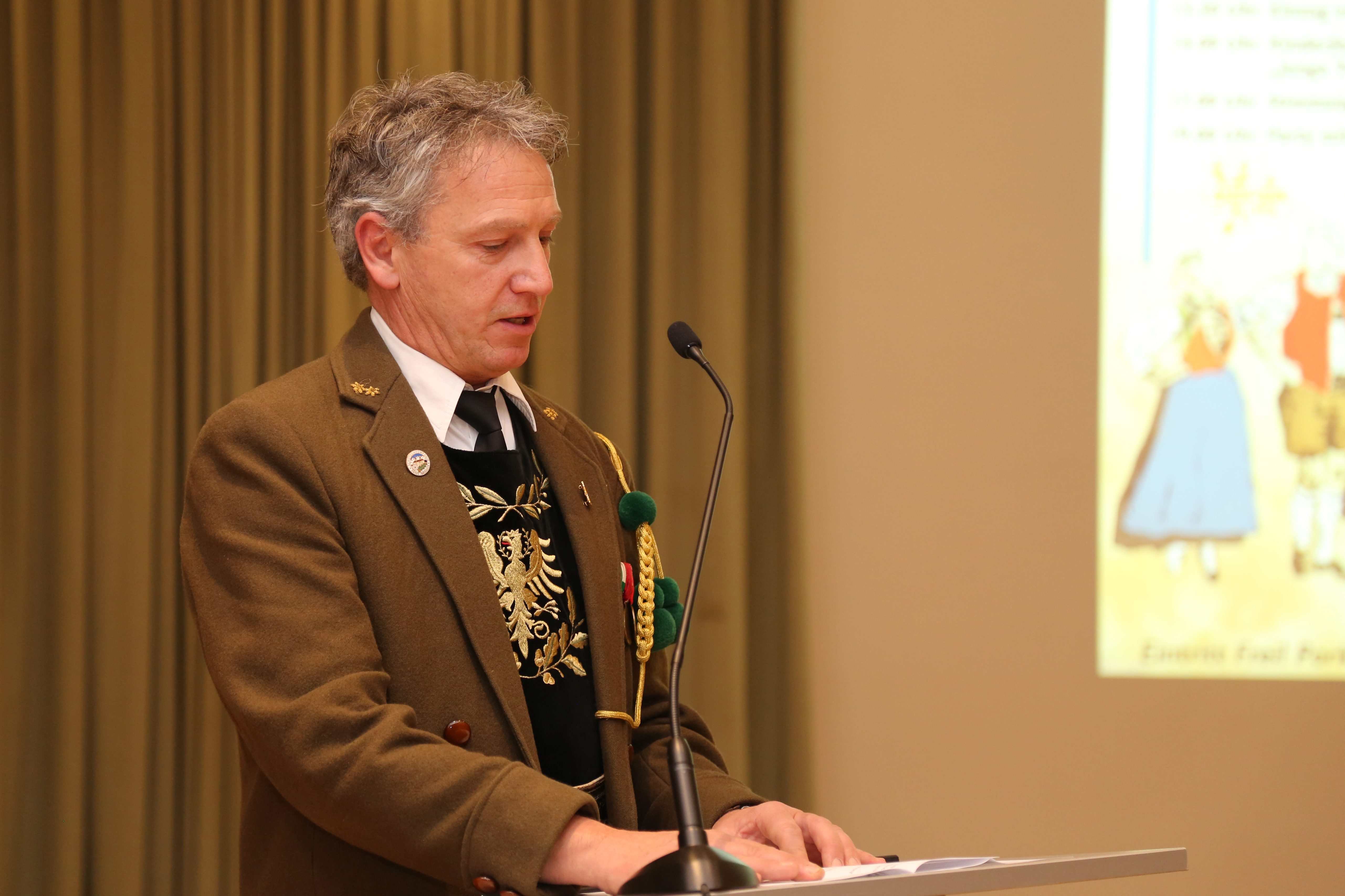 Beim traditionellen Neujahrsempfang in Amras dankte Bürgermeisterin Christine Oppitz-Plörer im Namen aller anwesenden StadträtInnen und GemeinderätInnen den zahlreichen Vereinen für ihre wertvolle Arbeit während des gesamten Jahres. Im Rahmen des Neujahrsempfanges wurde dem gebührtigen Amraser Franz-Heinz Hye-Kerkdal das Kulturehrenzeichen der Stadt Innsbruck verliehen.