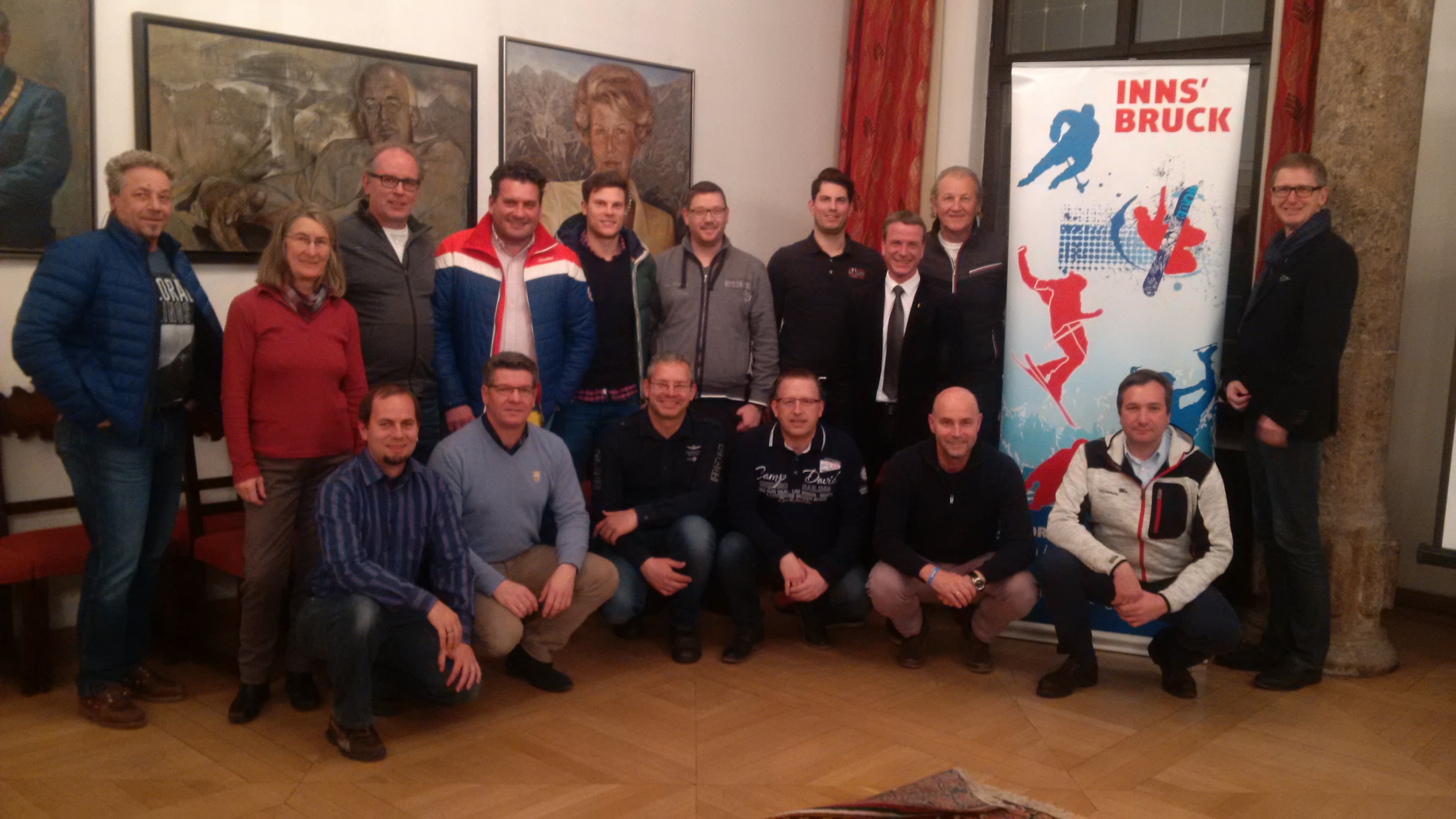 Kürzlich fand einInformations- und Diskussionsabend für die VertreterInnen der Innsbrucker Skivereine über den Neubau der Patscherkofelbahnen statt  Vor Ort informierten. Dr. Thomas Scheiber und Mag. Adrian Egger über den Projektstand bzw. über die künftige Entwicklung am Innsbrucker Hausberg. Vizebürgermeister Christoph Kaufmann wohnte dem Termin ebenfalls bei.