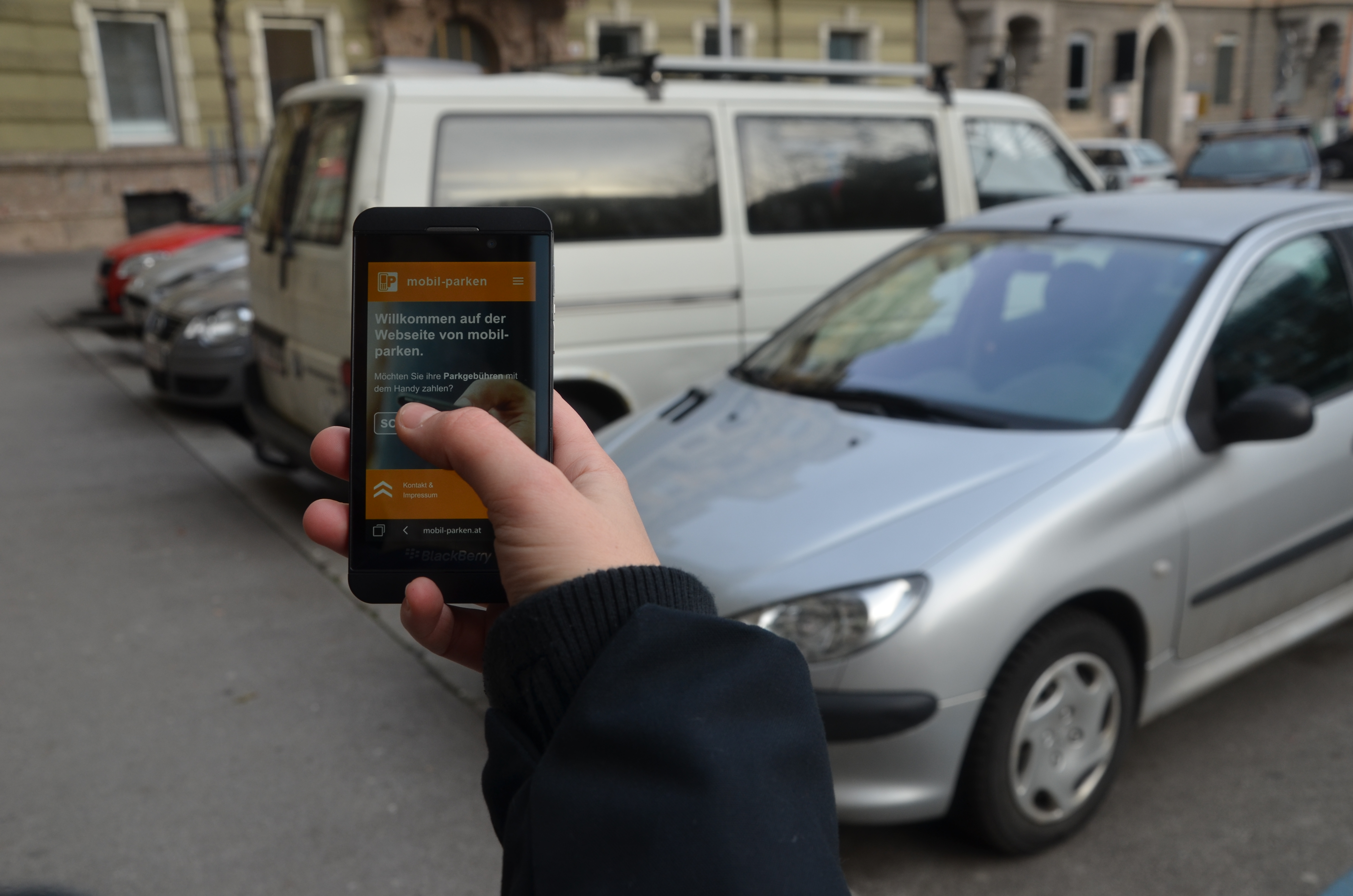 AutofahrerInnen sparen sich den Gang zum Parkautomaten, wenn sie direkt über das Handy bezahlen.