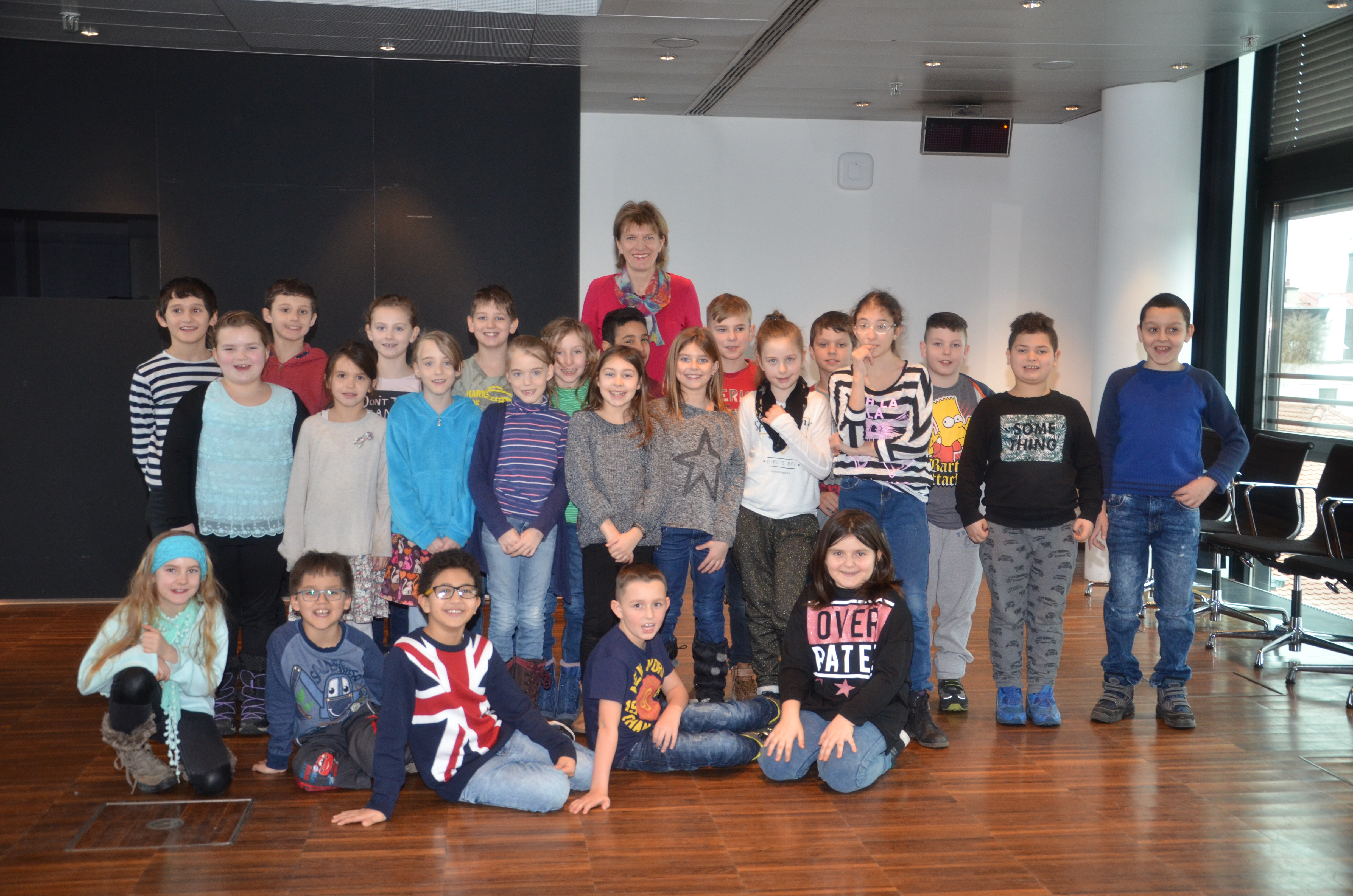 Am Freitag waren die Schülerinnen und Schüler der 3a- und 3b-Klassen bei Innsbrucks Bürgermeisterin Christine Oppitz-Plörer zu Besuch. Im Plenarsaal bei einem Saft und Süßem durften die jungen Innsbruckerinnen und Innsbrucker einmal genau nachfragen, wie es im Alltag eines Stadtoberhaupts zugeht. Nach dem Erinnerungsfoto bekamen alle noch einen Turnbeutel geschenkt.