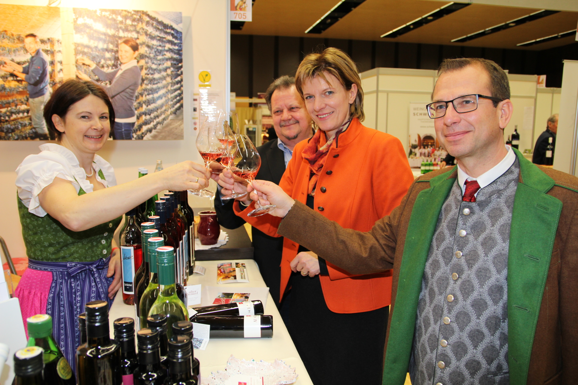 Von 26. bis 28. Februar fand in der Tiroler Landeshauptstadt die 16. Weinmesse statt. Bürgermeisterin Christine Oppitz-Plörer eröffnete die Veranstaltung in der Messe Innsbruck. Mit 145 Ausstellern konnte die Innsbrucker Weinmesse in diesem Jahr einen neuen BesucherInnenrekord verzeichnen.