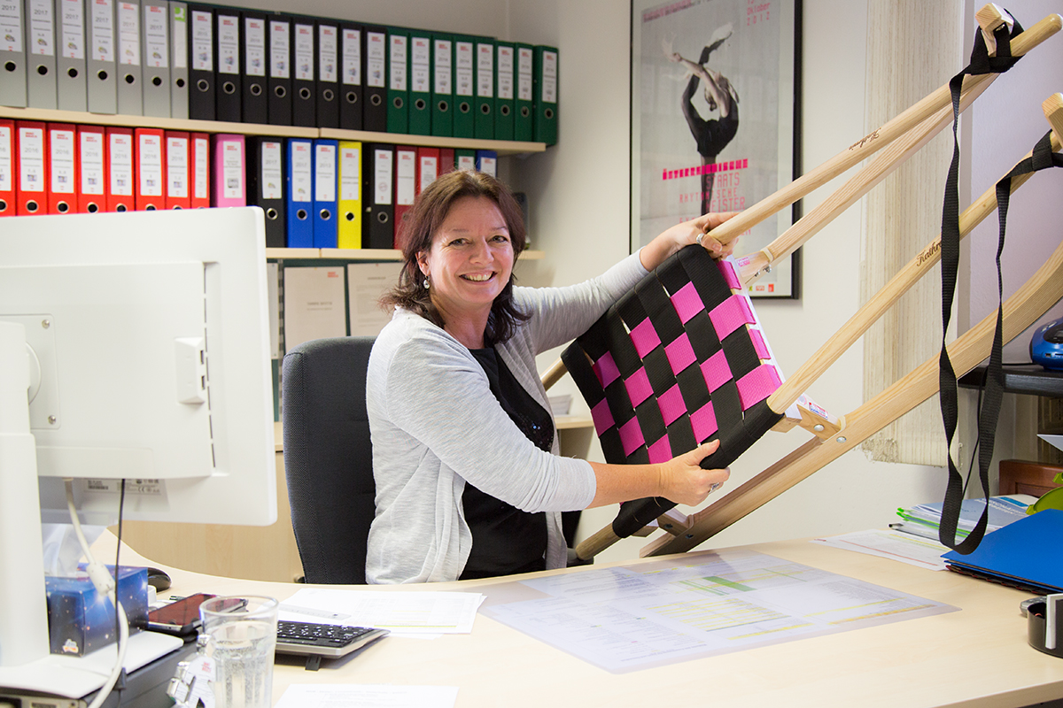 Wenn Berufung auf Beruf trifft: Angelika Neuner zeigt uns im Innsbrucker Sportamt, worauf es beim sicheren Rodelvergnügen ankommt!