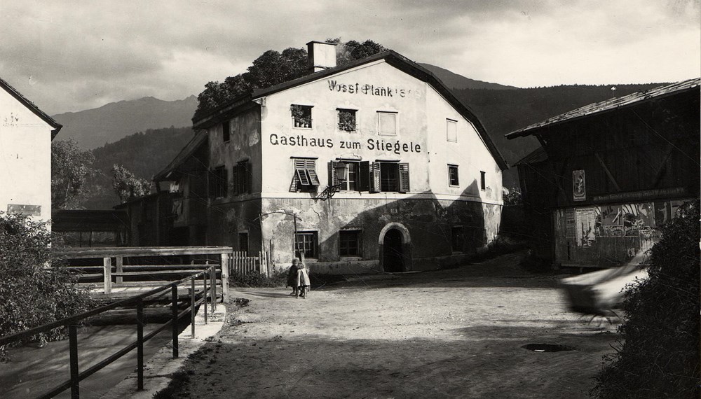 Ansicht vom Gasthaus zum Stiegele, links daneben befindet sich das Haus einer Waschanstalt.