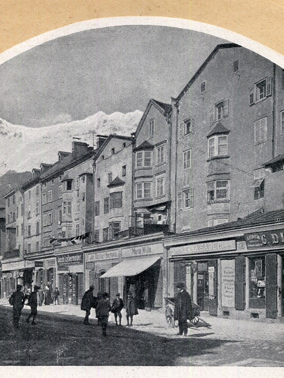 In einem Geschäft am Marktgraben wurde die Riesenmelone zur Schau gestellt.